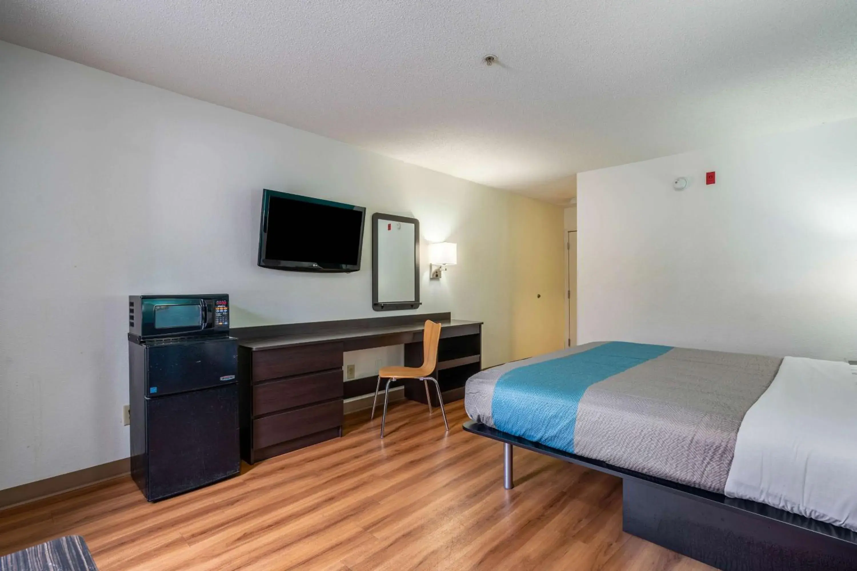 TV and multimedia, Bed in Motel 6-Rocky Mount, NC