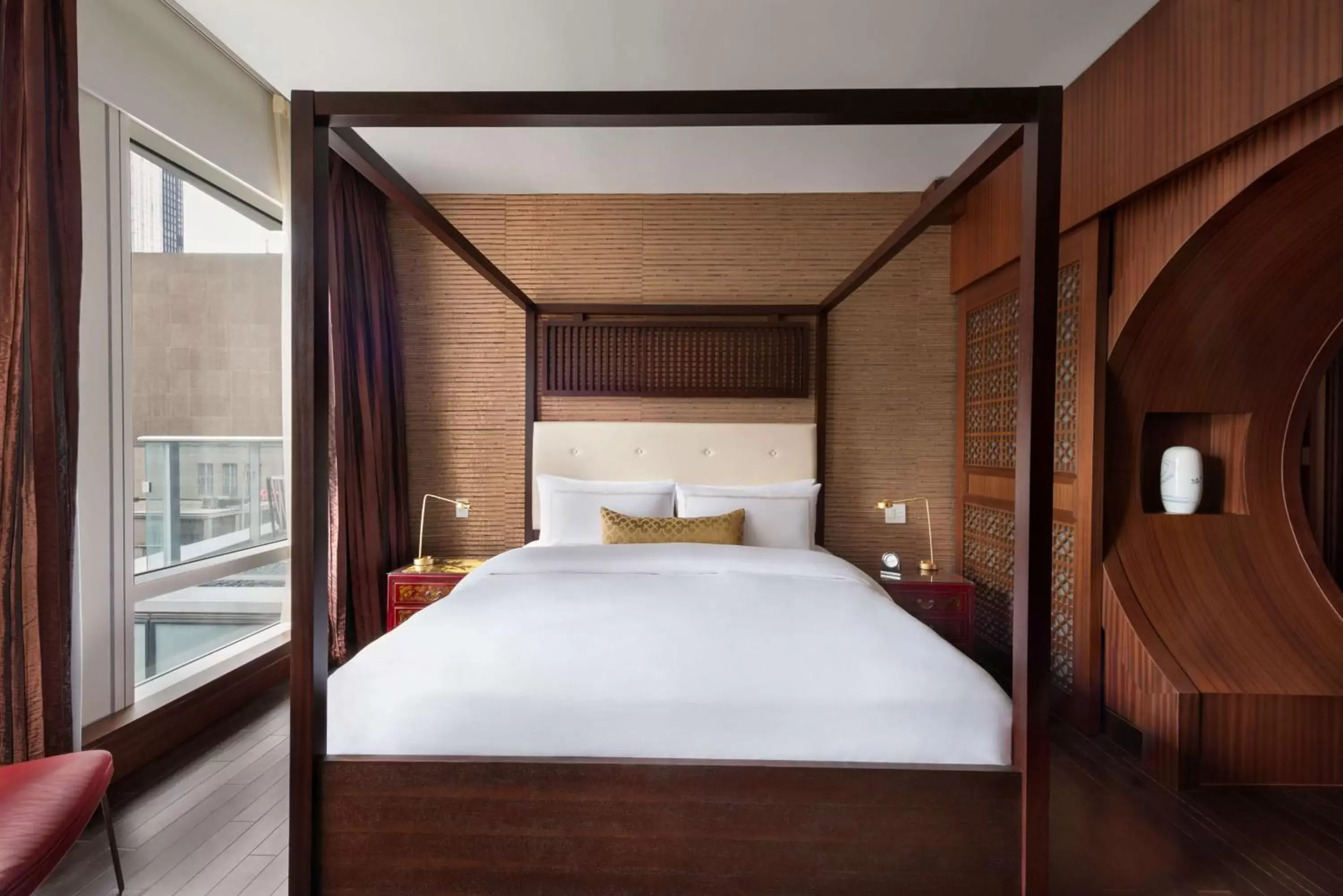 Photo of the whole room, Bed in Shangri-La Toronto