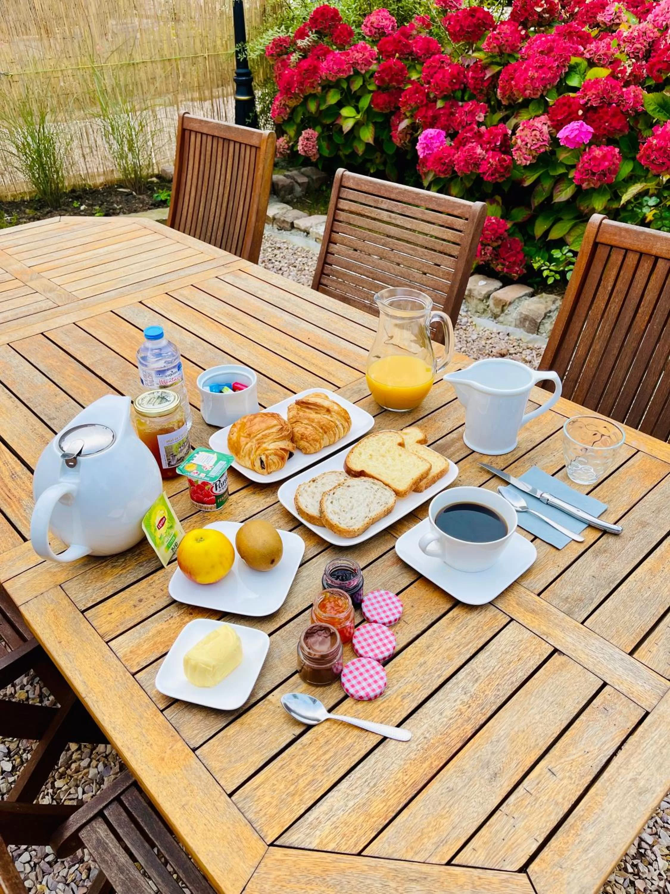 Breakfast in La Mésangeraie Gîte Chambres d'hôtes