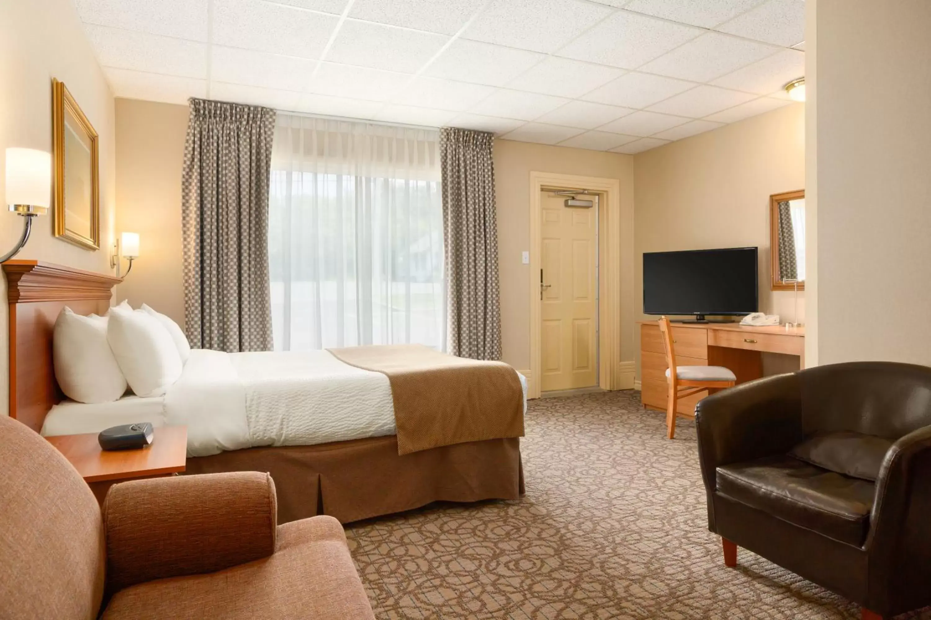 Bedroom, TV/Entertainment Center in Days Inn by Wyndham Riviere-Du-Loup