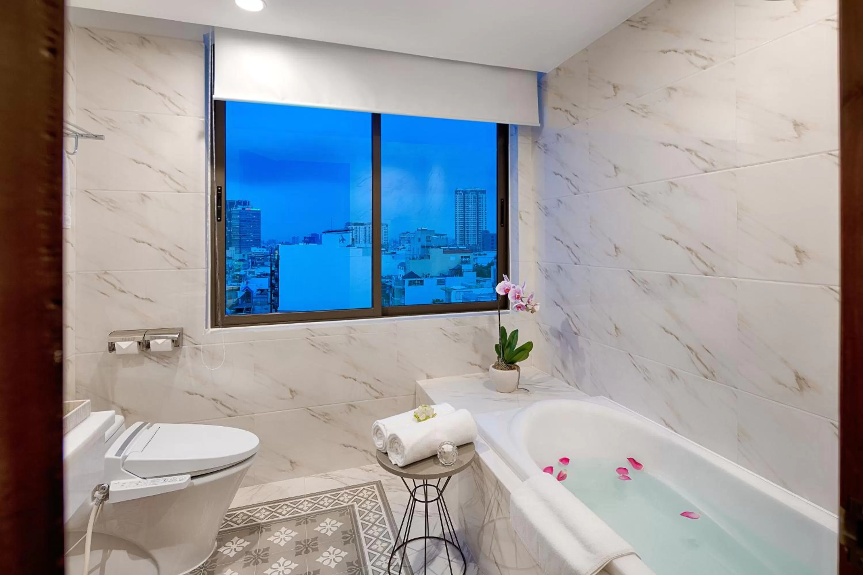 Bathroom in Happy Life Grand Hotel & Rooftop Skybar