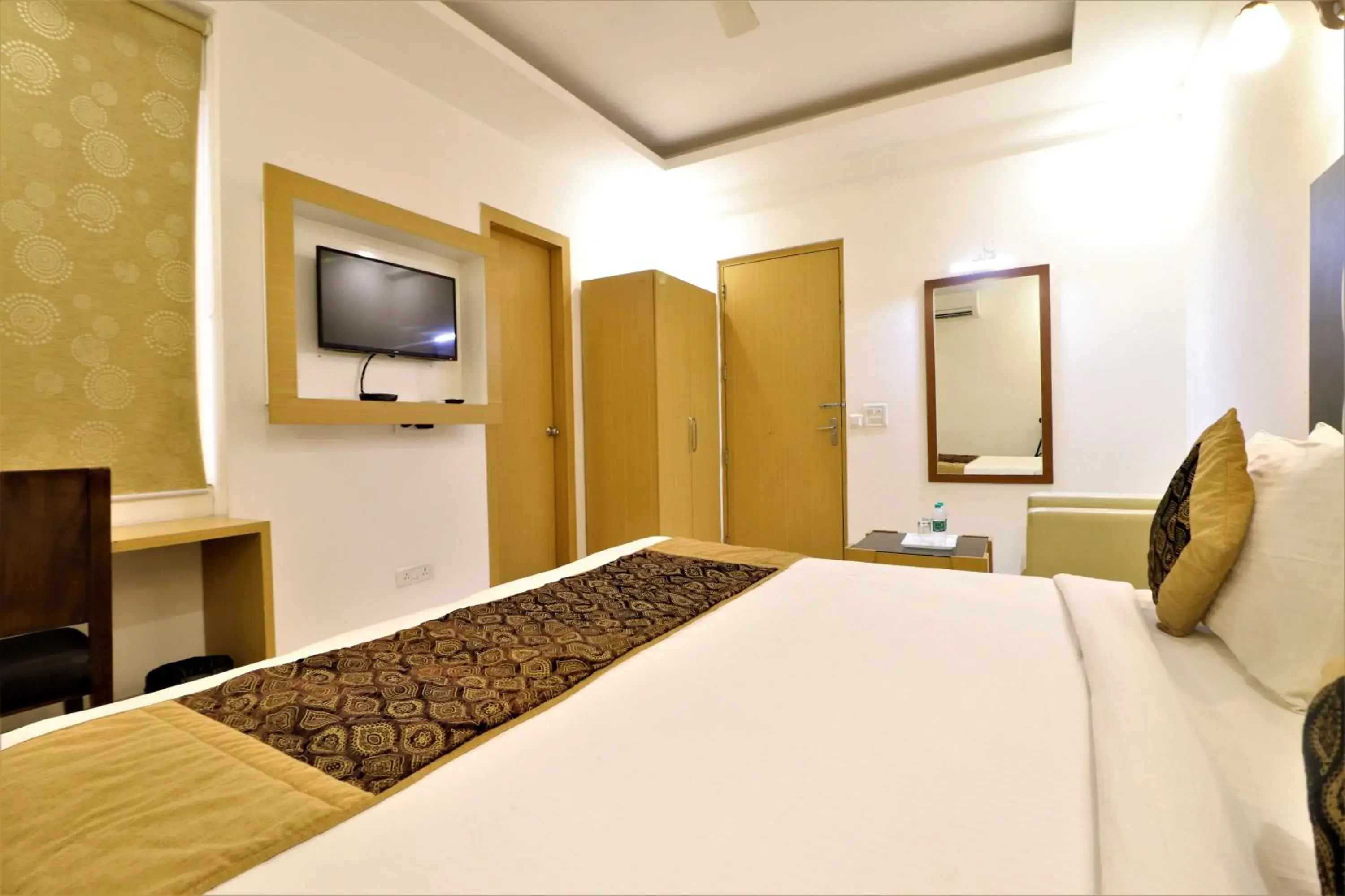 TV and multimedia, Bed in Hotel Aeropath Near IGI Airport Delhi