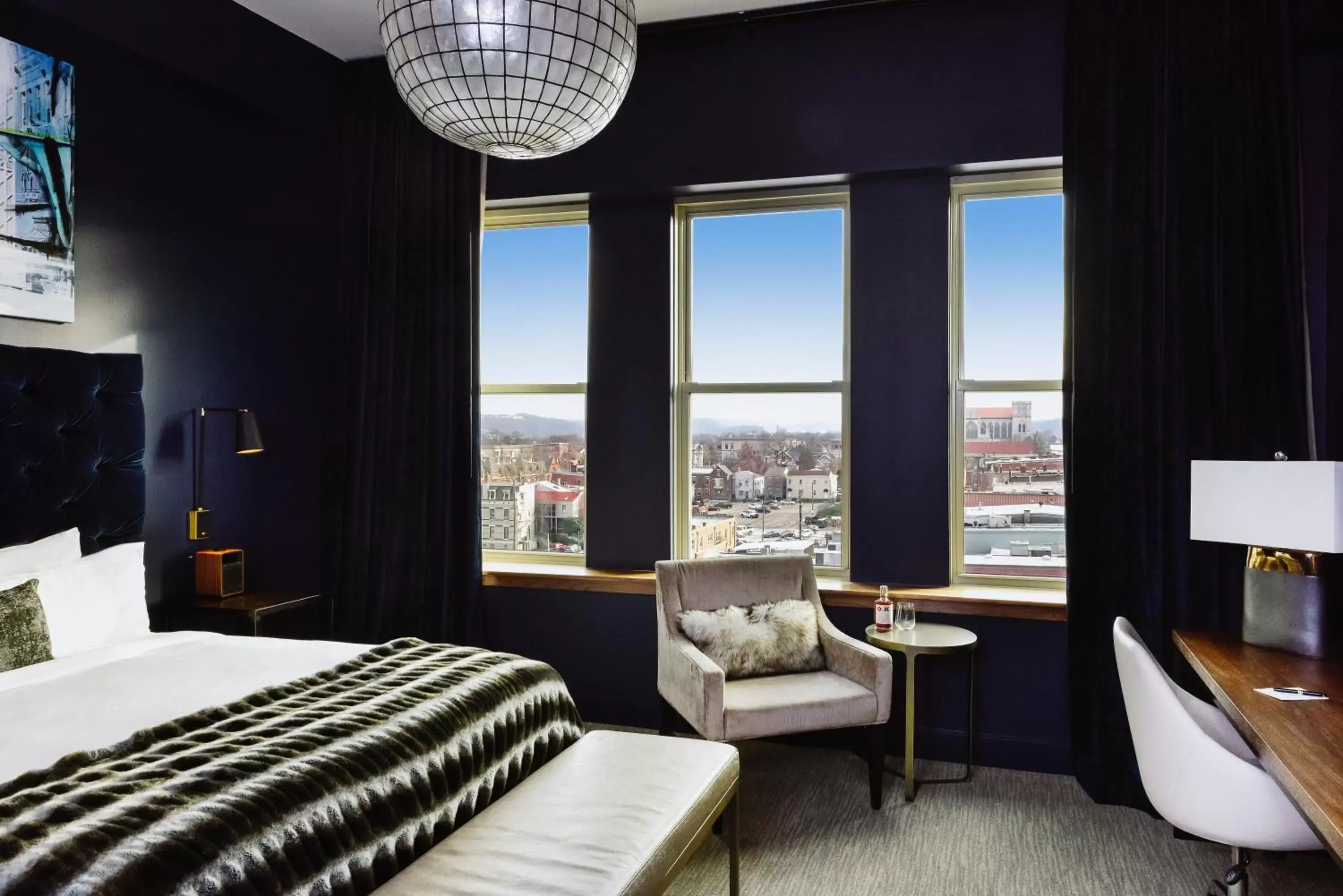 Bedroom in Hotel Covington Cincinnati Riverfront