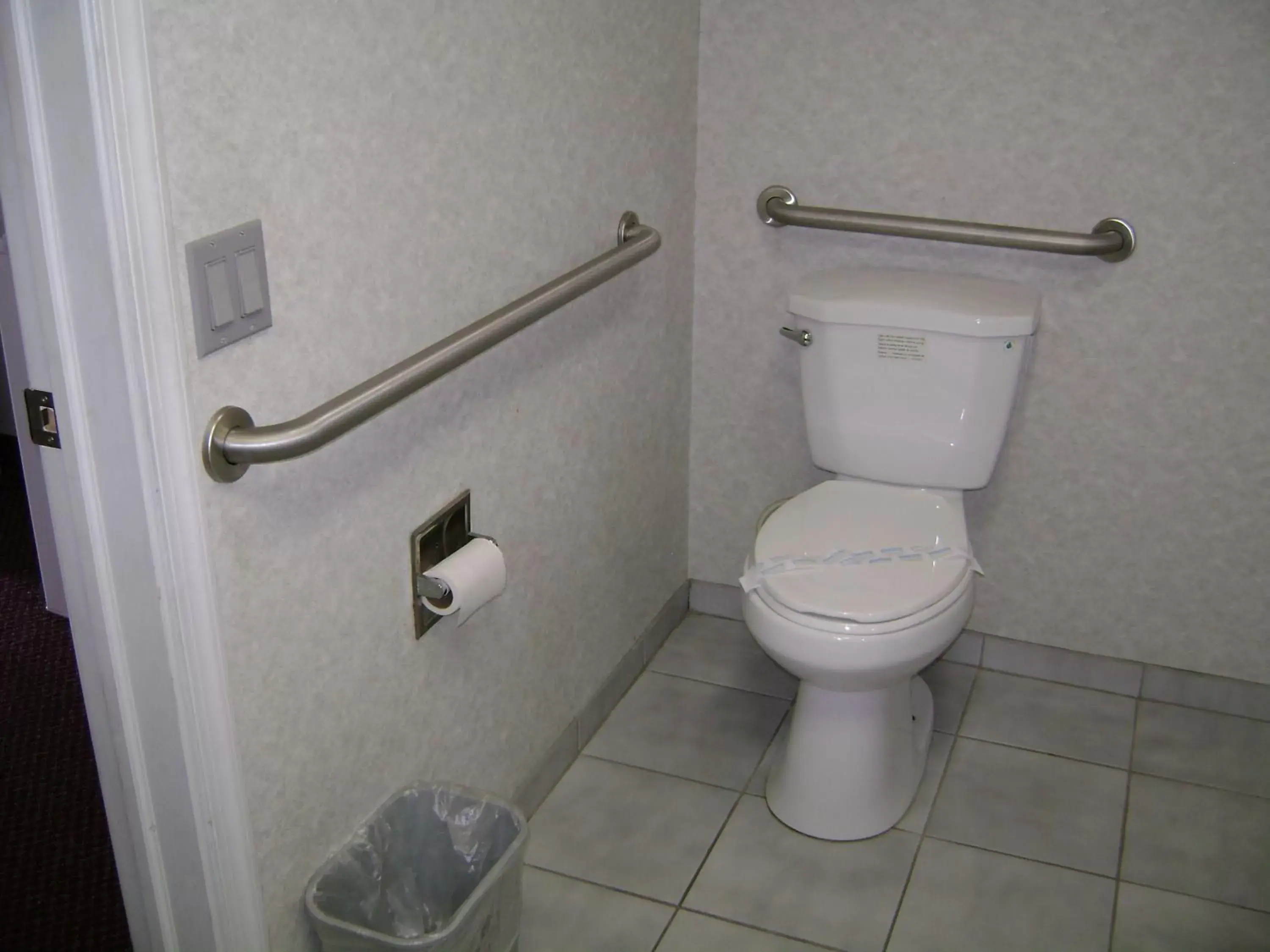 Toilet, Bathroom in Journeys End Motel