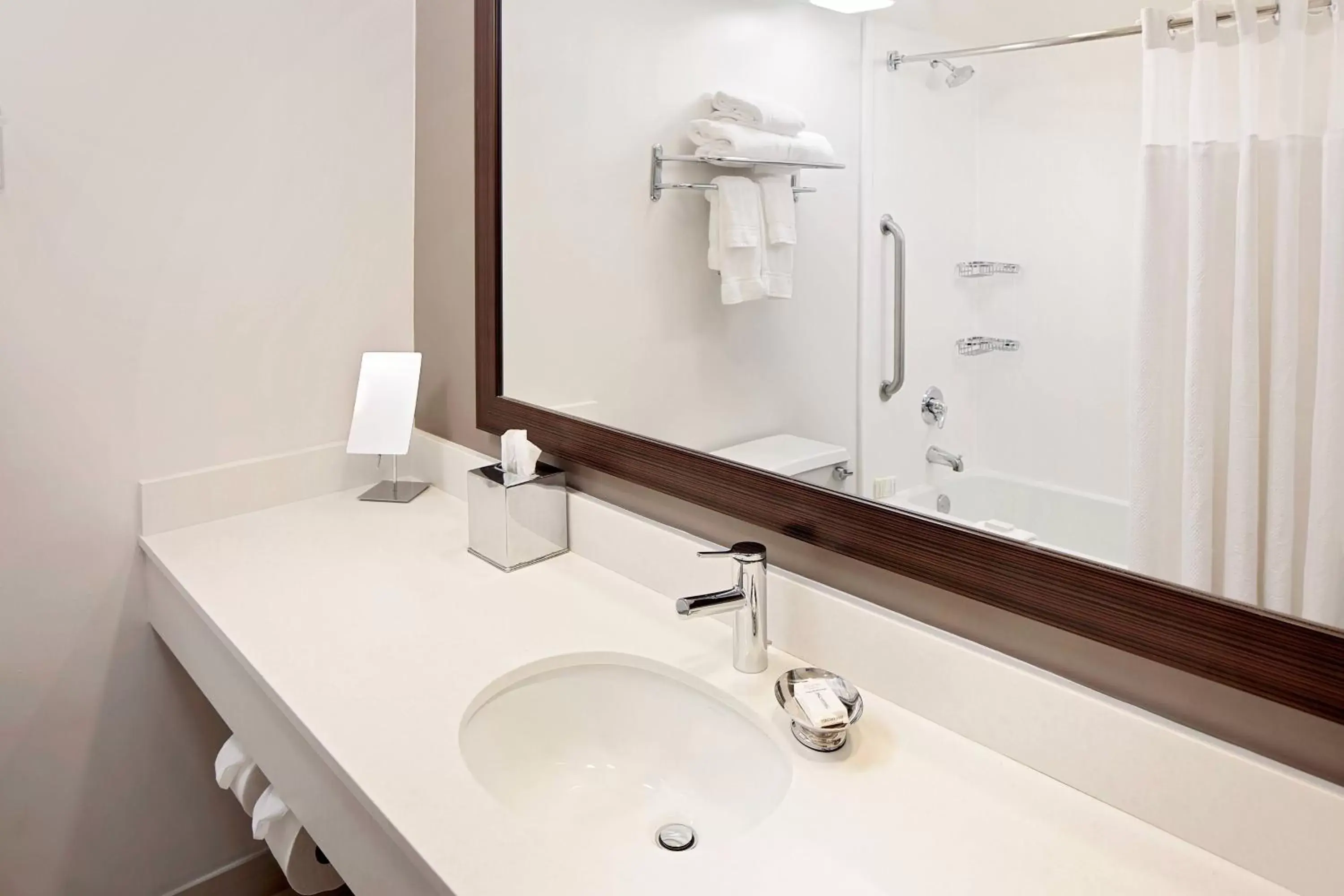 Bathroom in Courtyard by Marriott Fort Lauderdale North/Cypress Creek