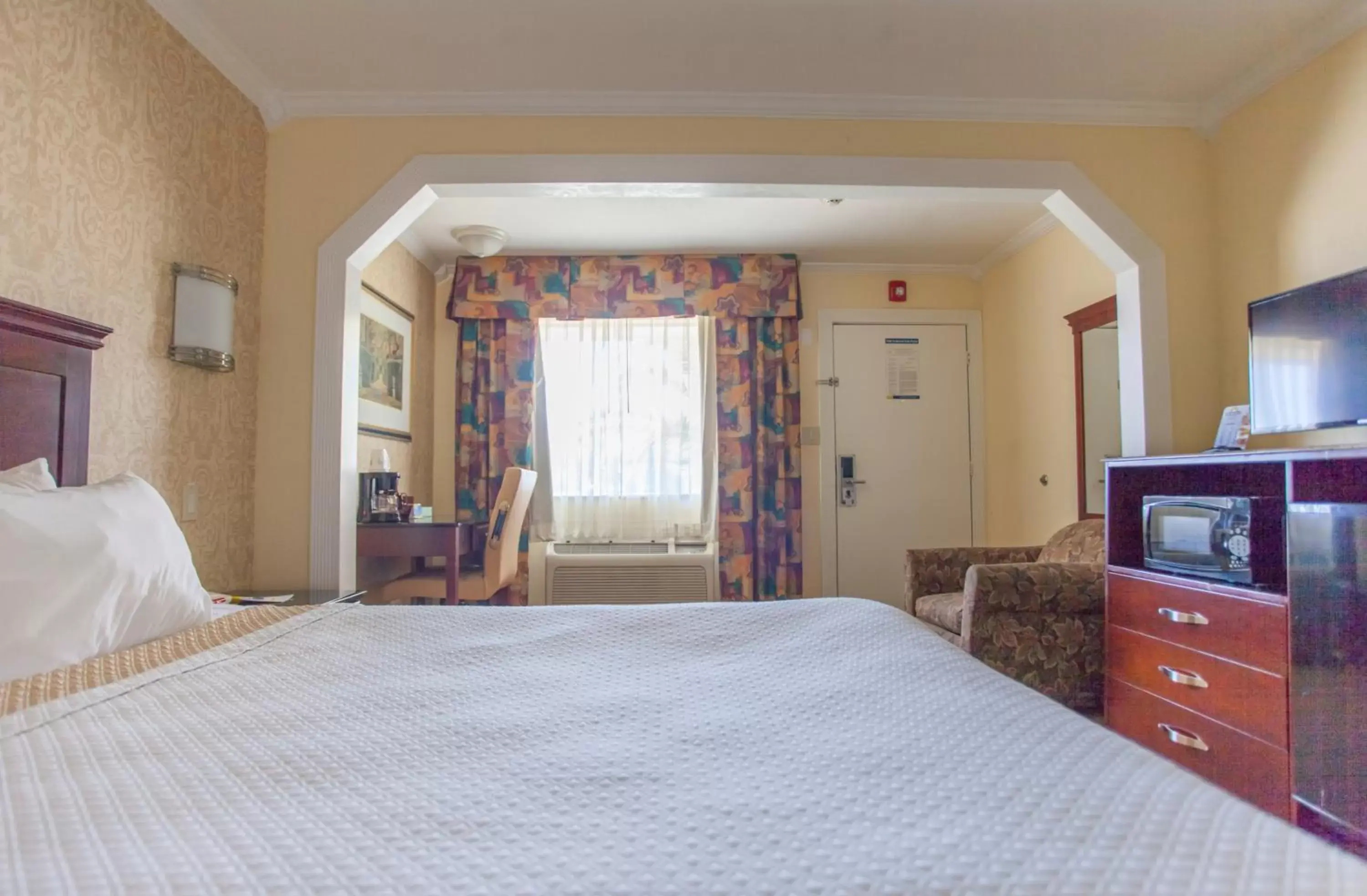 Photo of the whole room, Bed in Days Inn by Wyndham Shenandoah