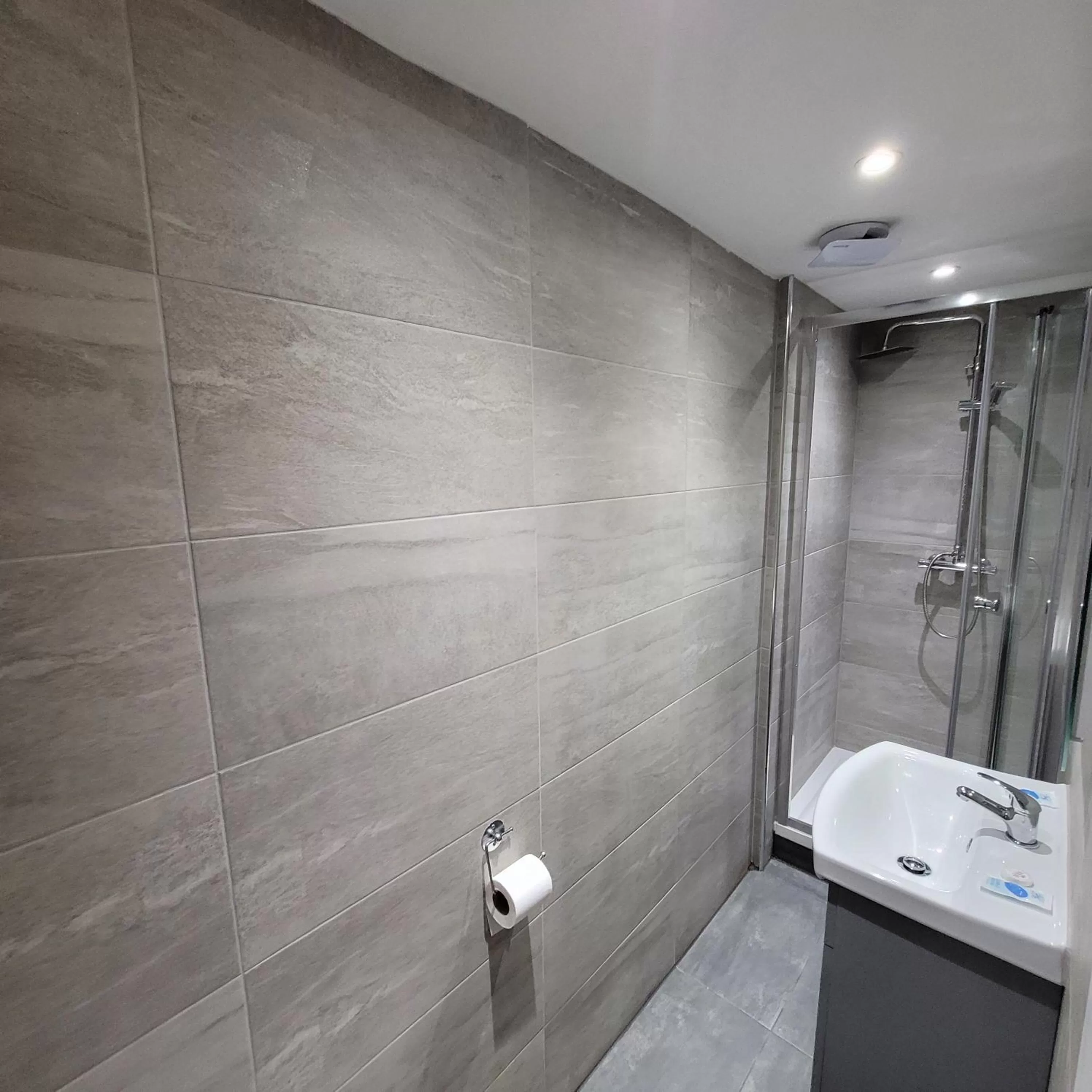 Shower in Argyle Square Hotel