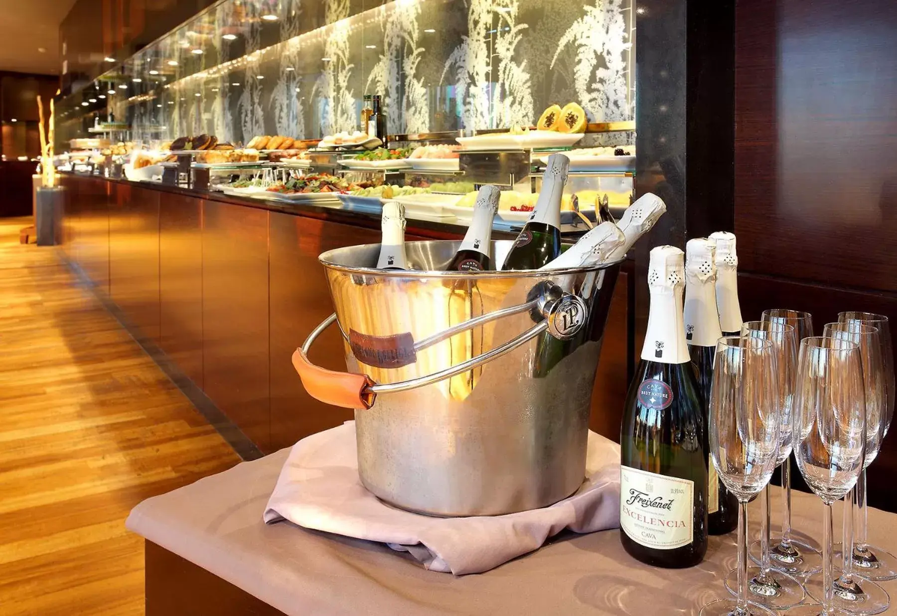 Lounge or bar in Eurostars Madrid Tower Lounge or bar in Eurostars Madrid Tower