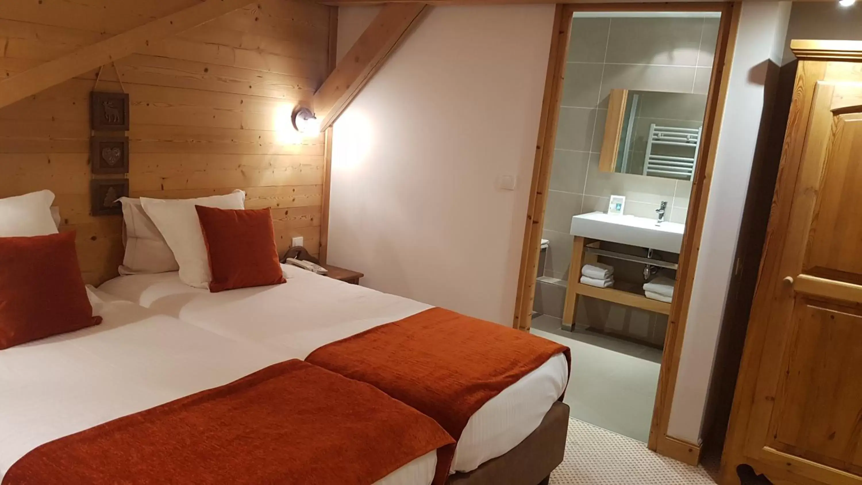 Bedroom, Bed in Les Gourmets - Chalet Hotel