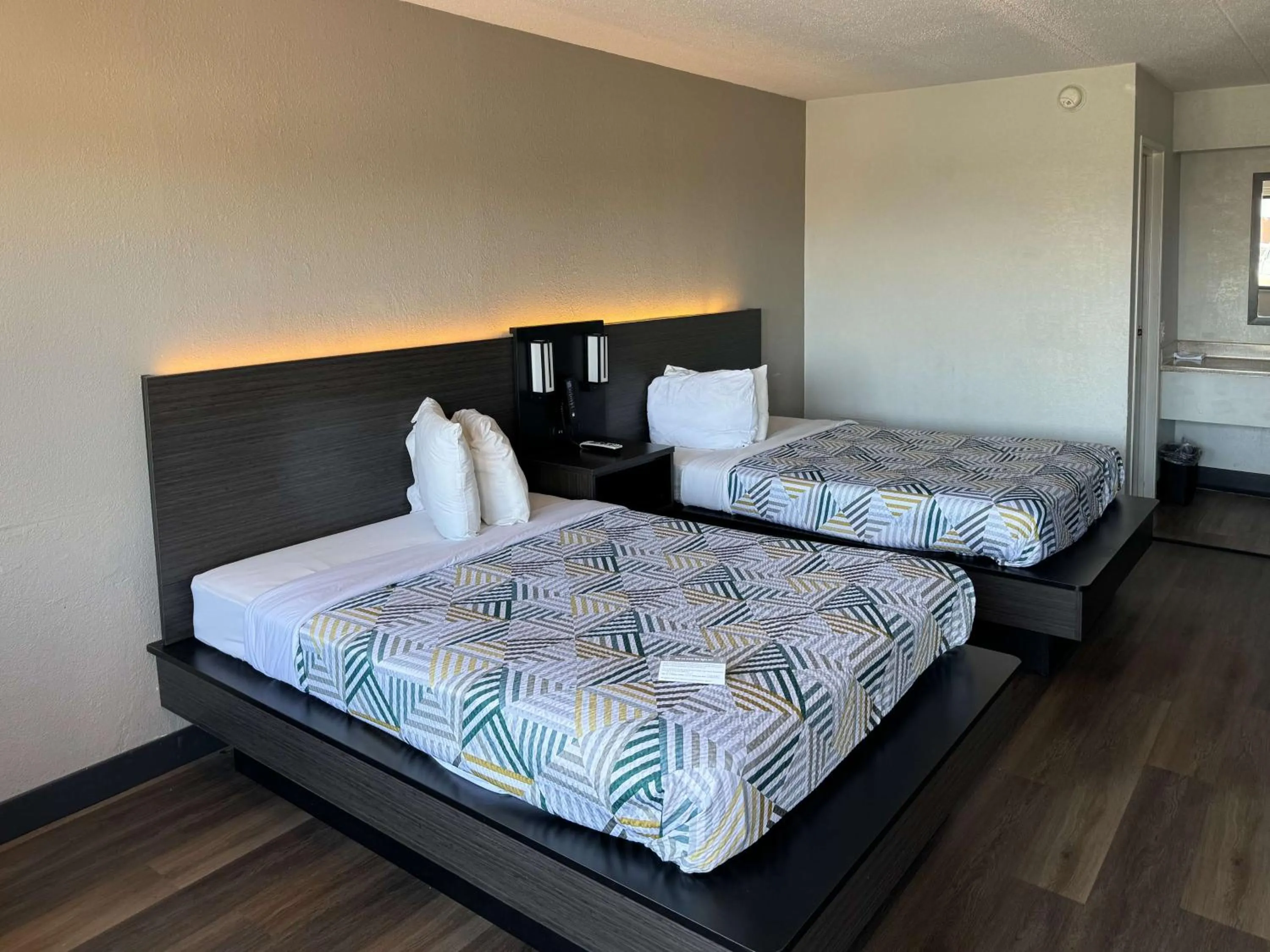 Bedroom, Bed in Motel 6-Cedar Rapids, IA