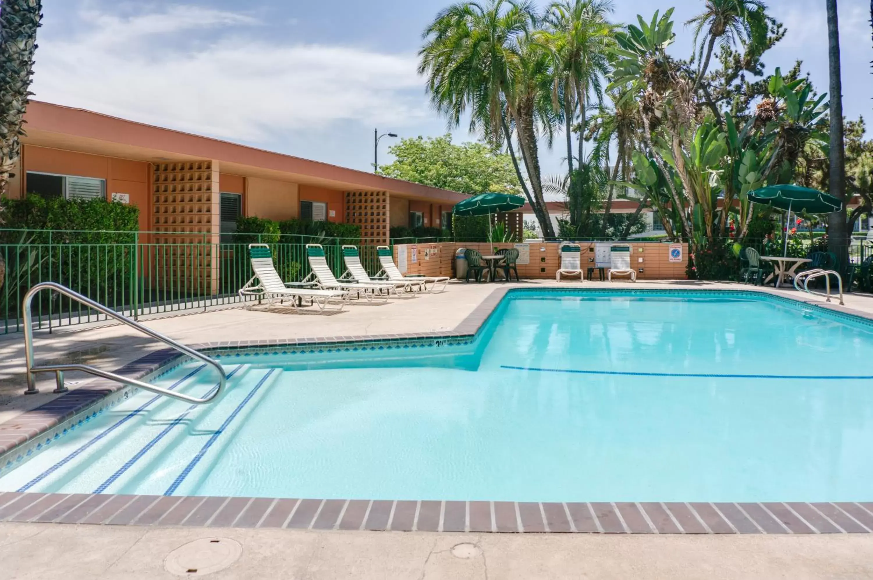 Swimming Pool in Saga Motor Hotel Pasadena