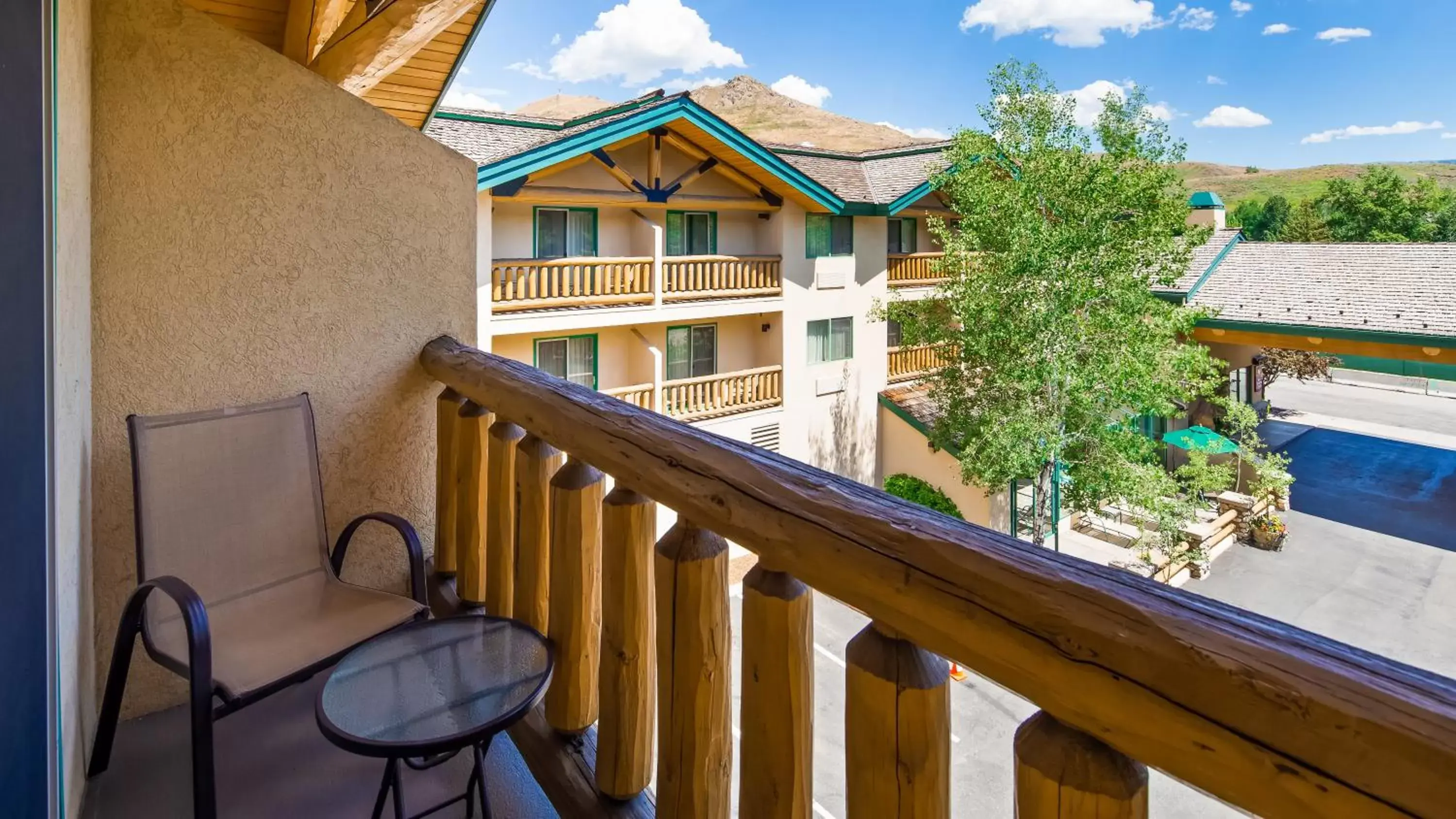 Street view, Balcony/Terrace in Best Western Plus Kentwood Lodge