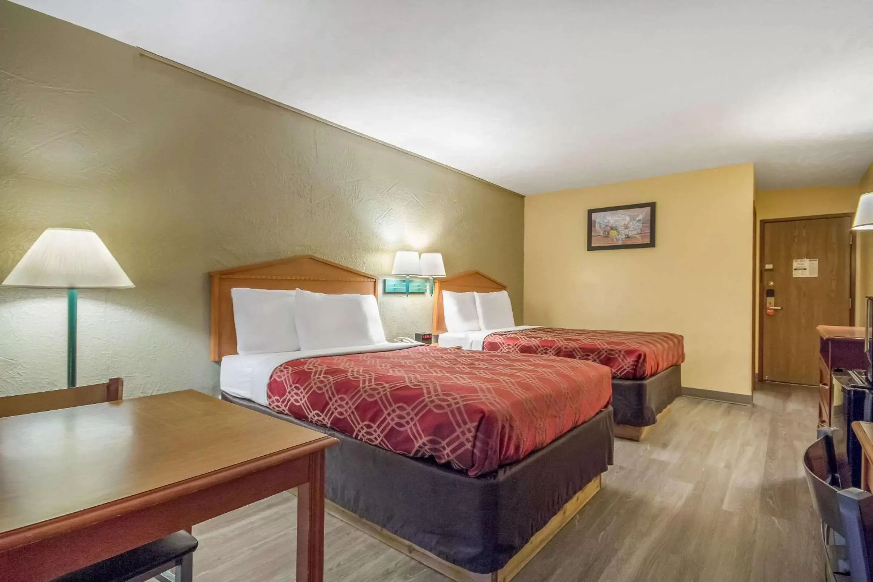 Photo of the whole room, Bed in Econo Lodge Lansing - Leavenworth