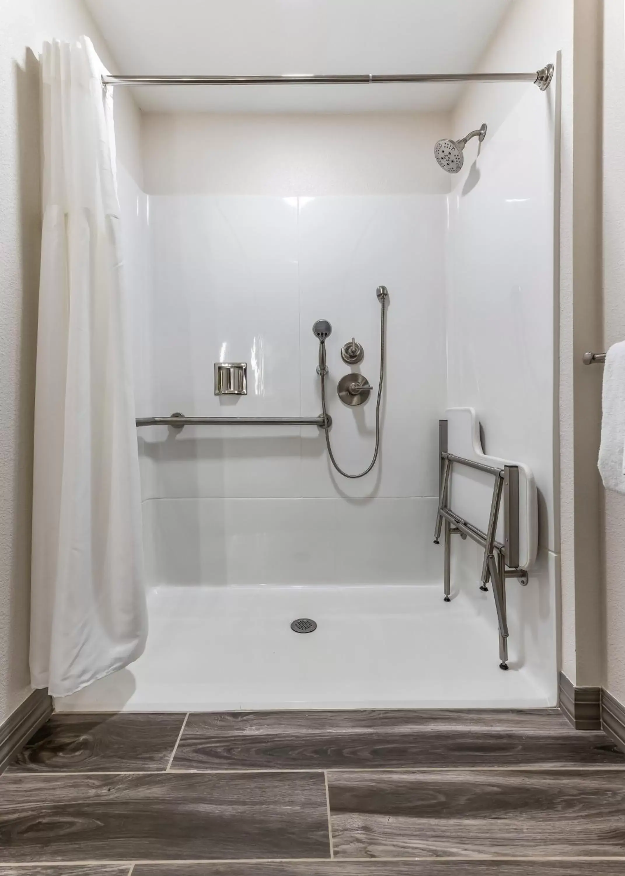 Bathroom in Hillstone Inn Tulare, Ascend Hotel Collection