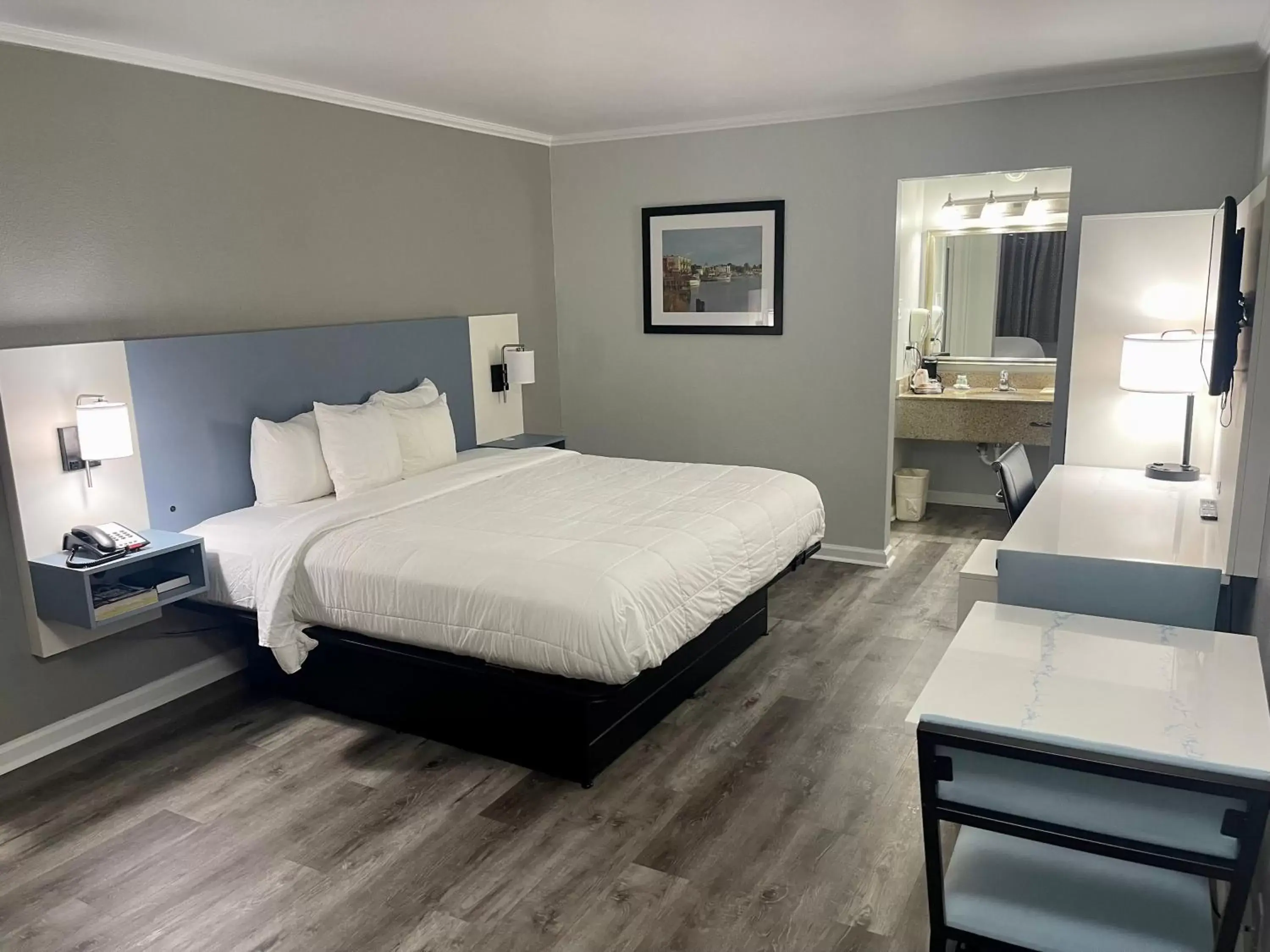 Bed in Quality Inn & Suites Georgetown
