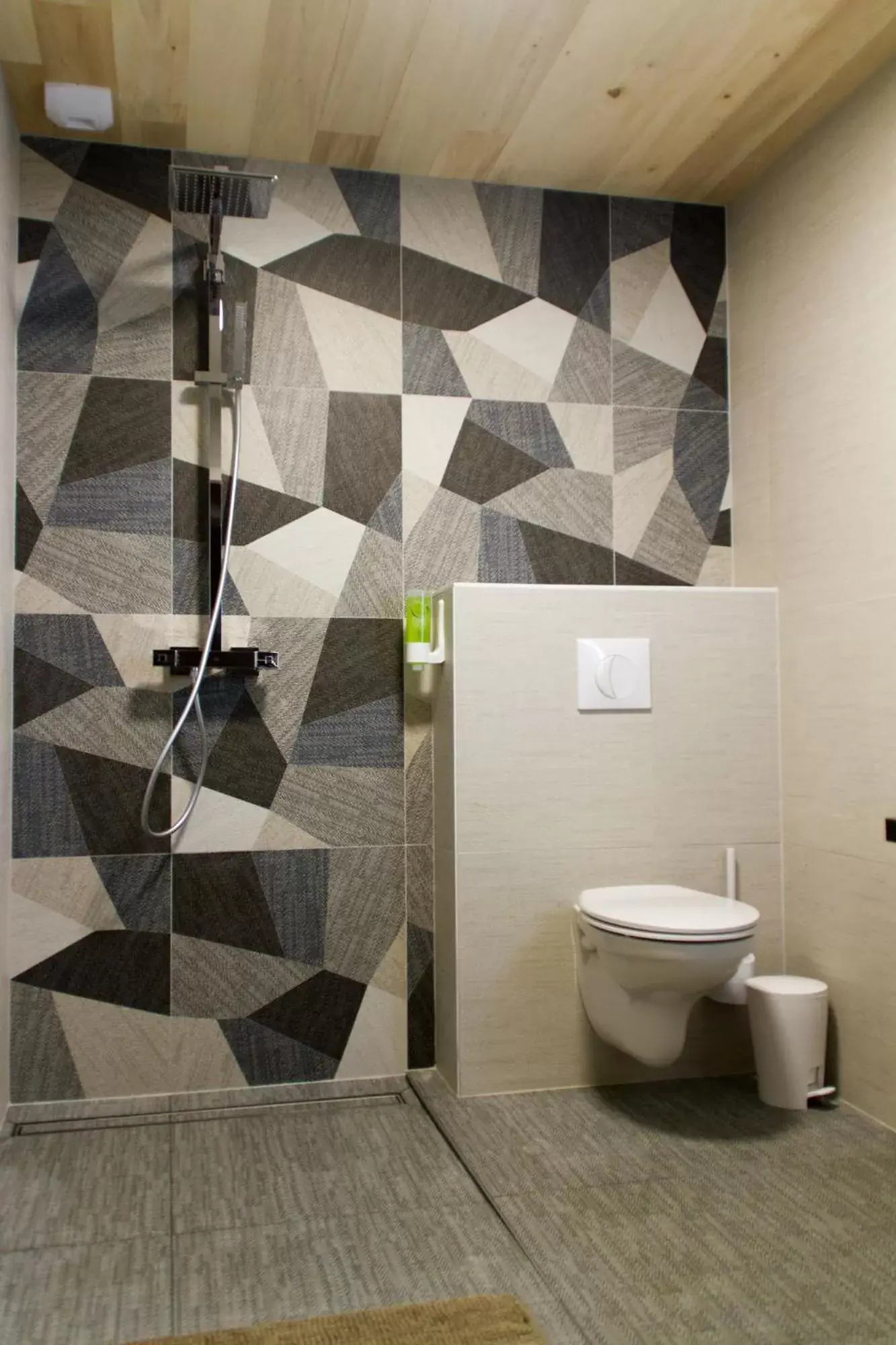Shower, Bathroom in Le Puy Carmin - Chambre d'hôtes avec jacuzzi