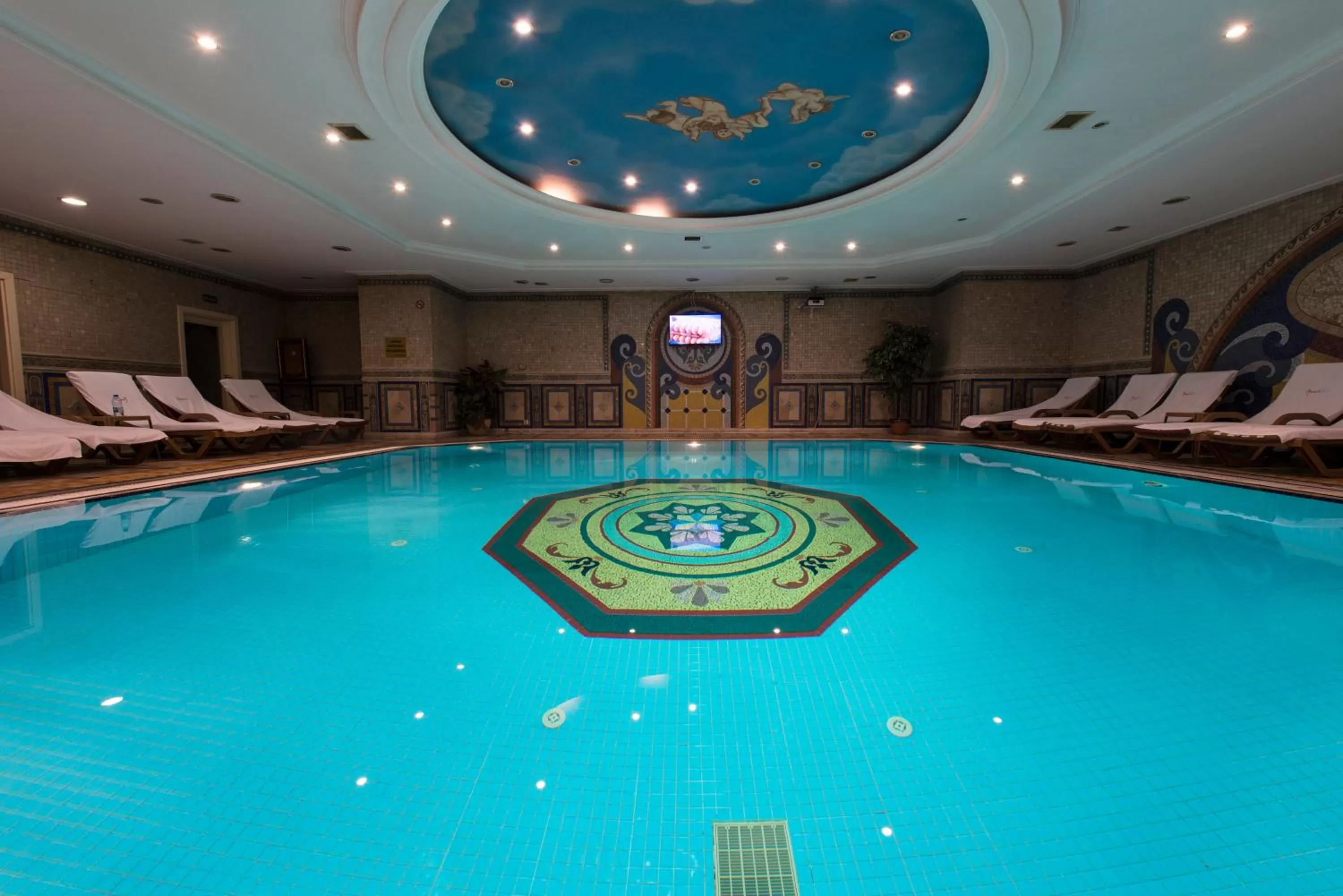Swimming pool in Akar International Hotel