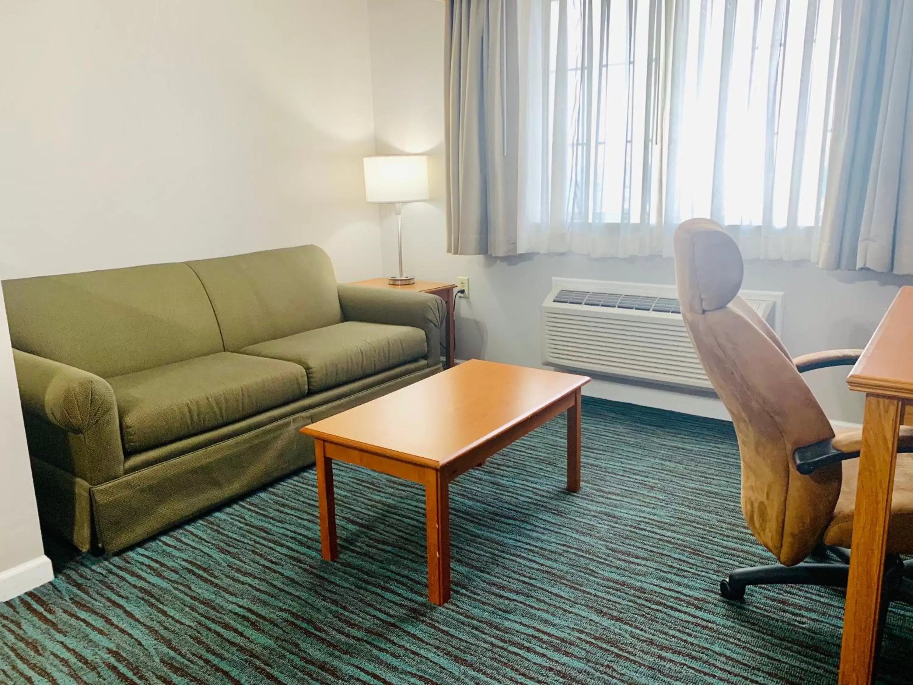 Living room, Seating Area in Countryside Suites Lincoln I-80