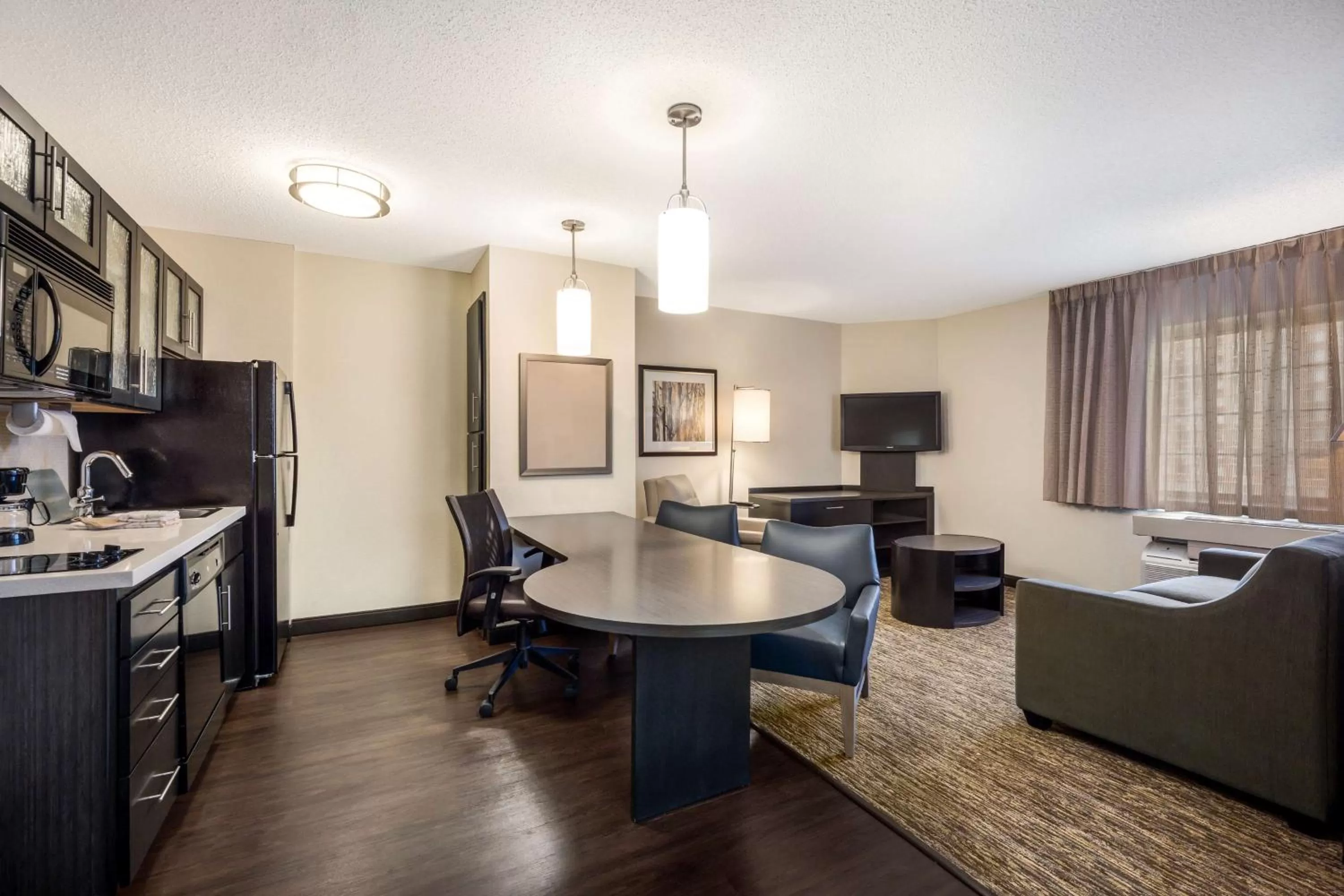 Kitchen or kitchenette in Sonesta Simply Suites Phoenix Glendale