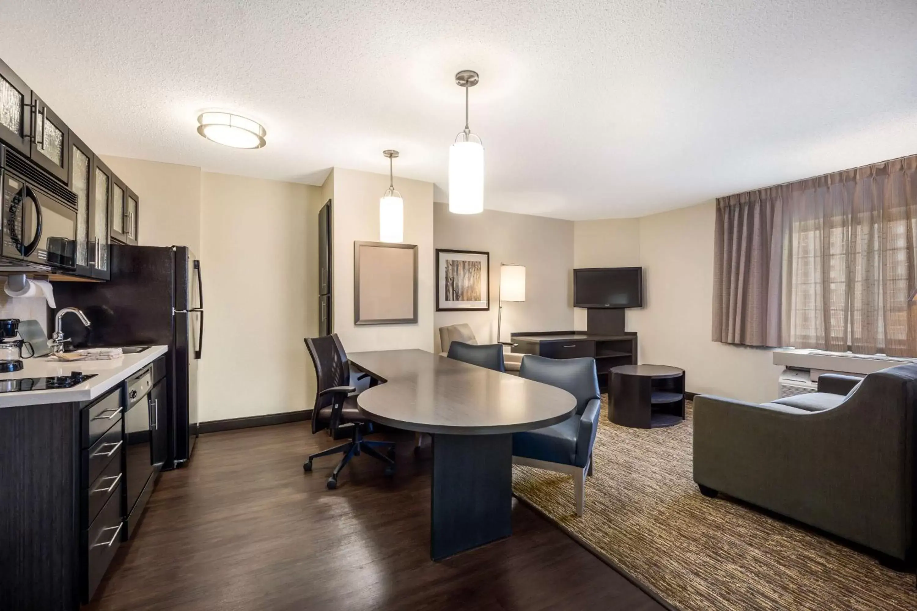 Kitchen or kitchenette, Seating Area in Sonesta Simply Suites Phoenix Glendale