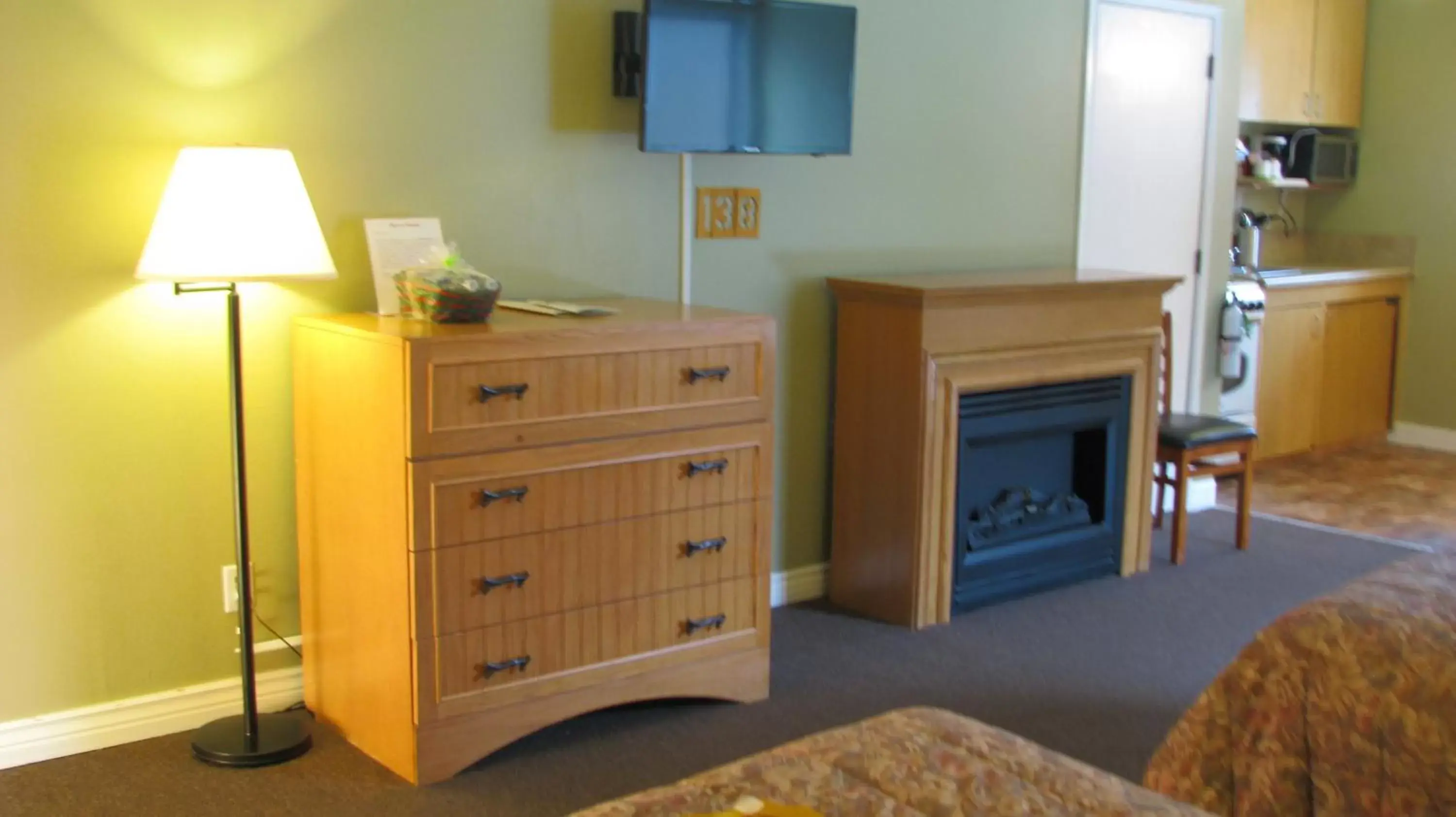 Bed, TV/Entertainment Center in Big Pines Mountain House