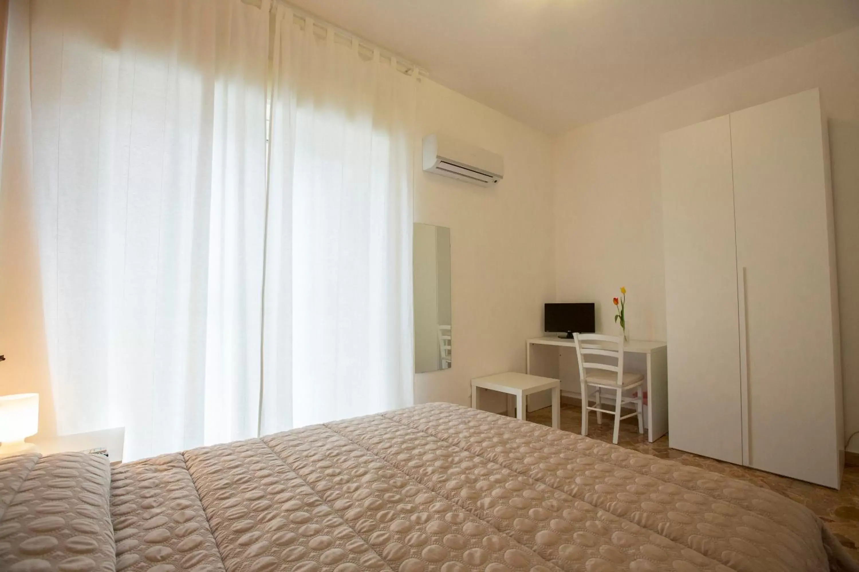 TV and multimedia, Bed in B&B Siracusa Holidays