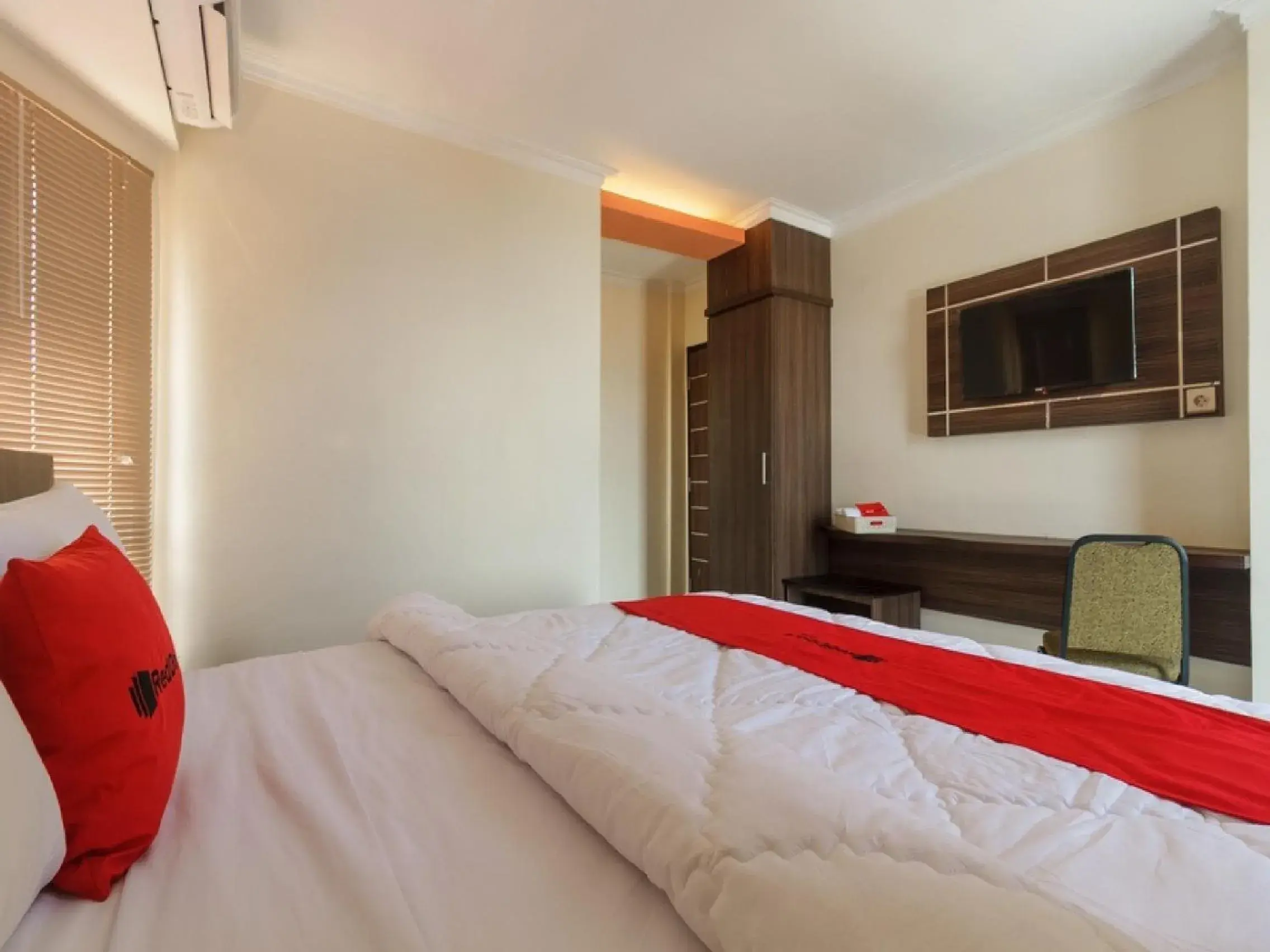 Bedroom, Bed in RedDoorz Plus at Boulevard Panakkukang Makassar Bedroom, Bed in RedDoorz Plus at Boulevard Panakkukang Makassar
