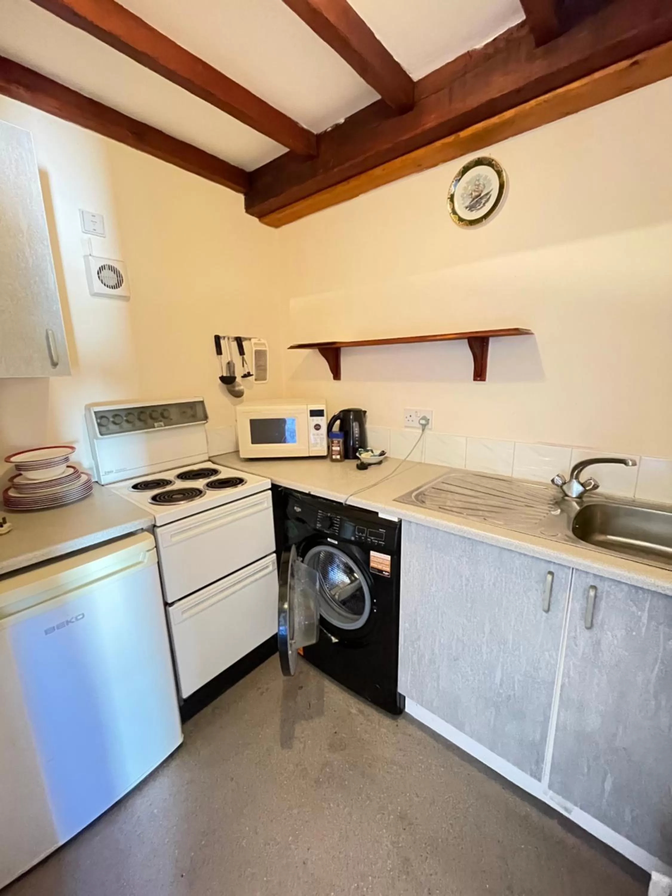 Kitchen or kitchenette in Halfway House Inn & Cottages