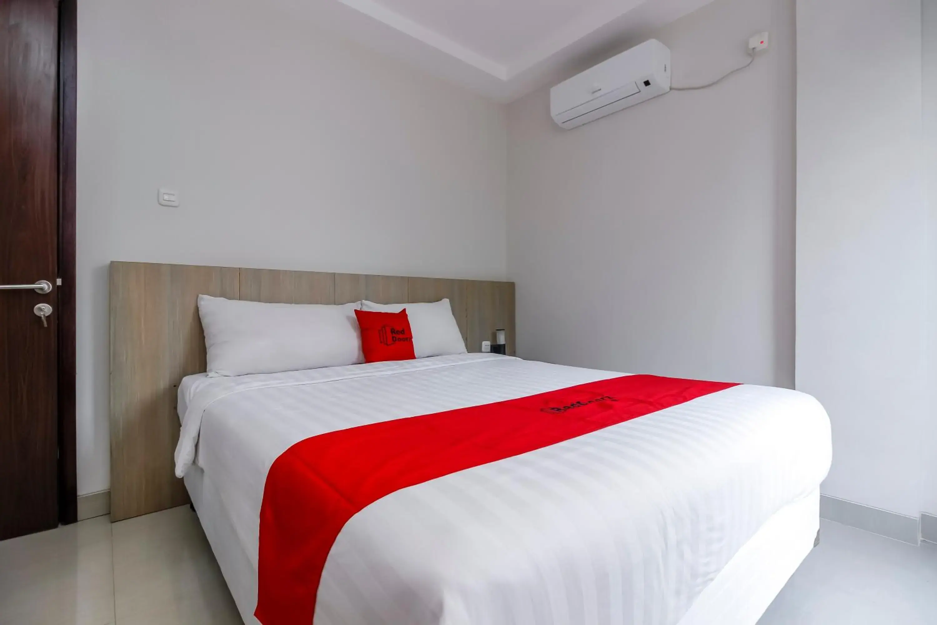 Bedroom, Bed in RedDoorz Plus @ TB Simatupang