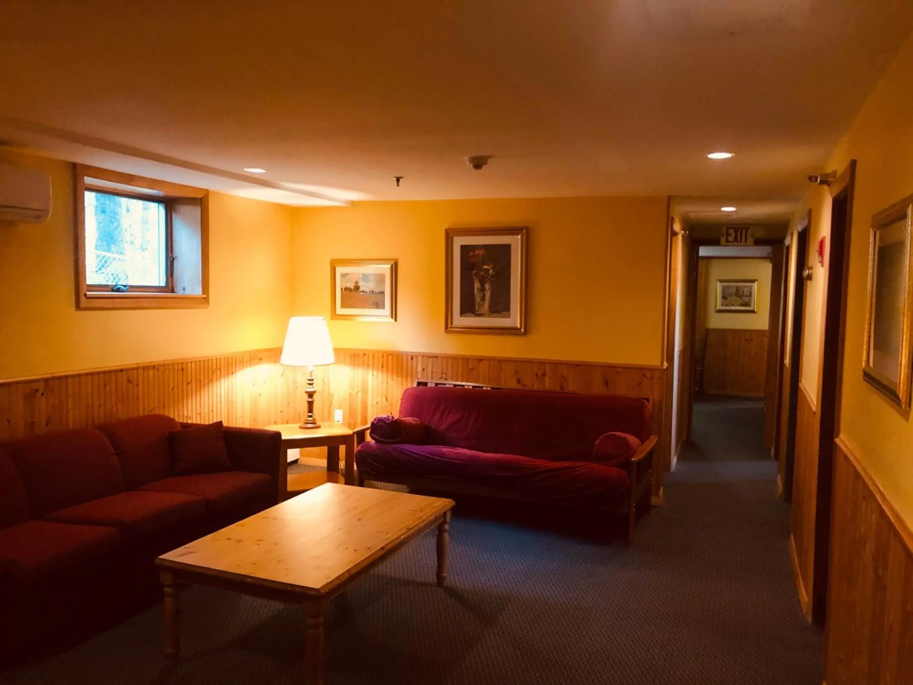 Photo of the whole room, Seating Area in Gray Ghost Inn