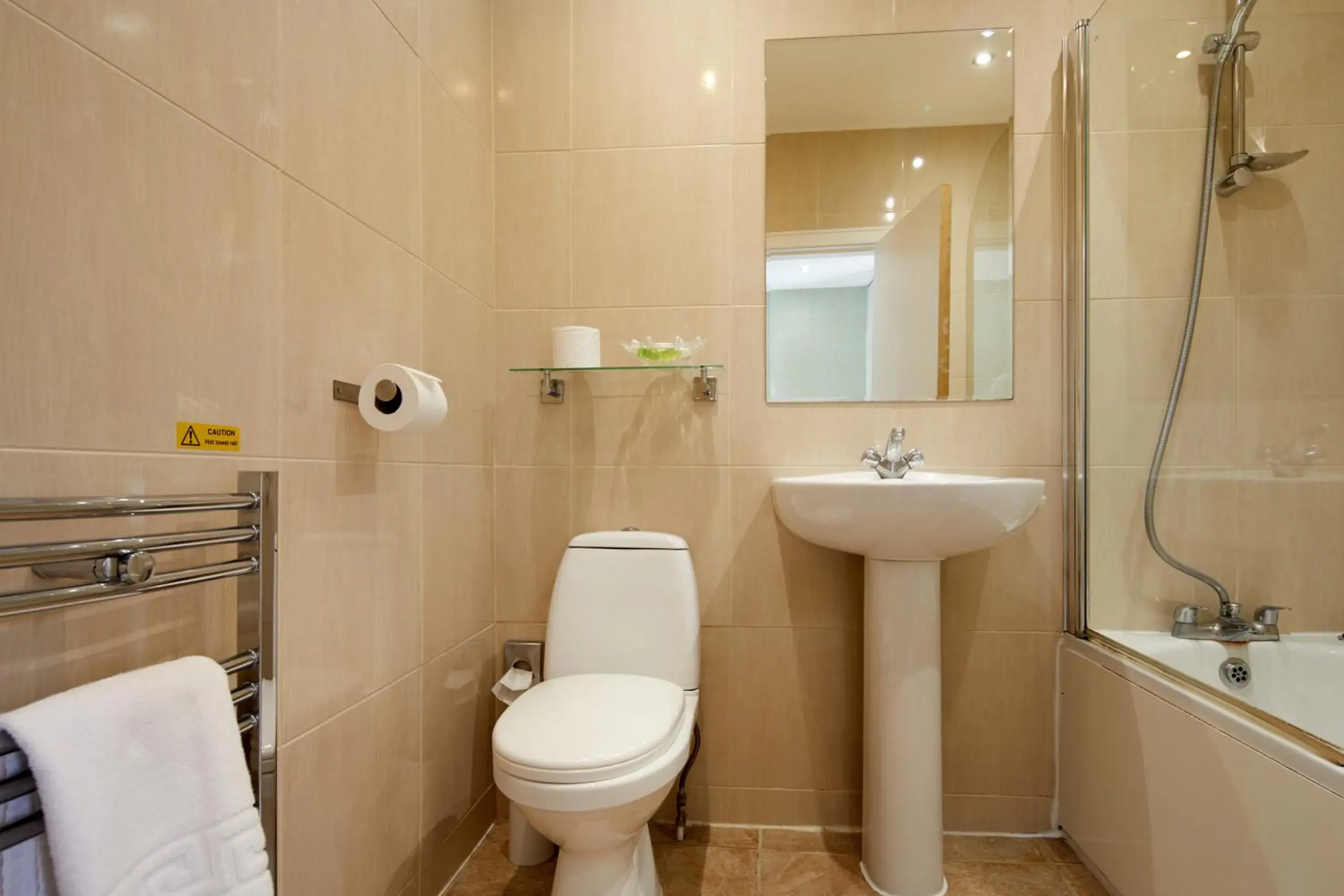 Bathroom in White Horse Farm Inn