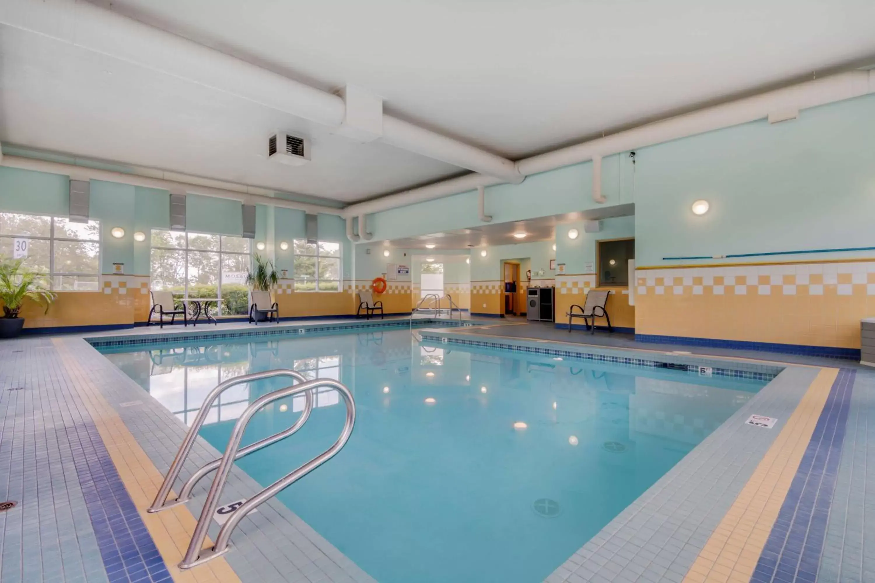 Pool view in Best Western PLUS Chemainus Inn Pool view in Best Western PLUS Chemainus Inn