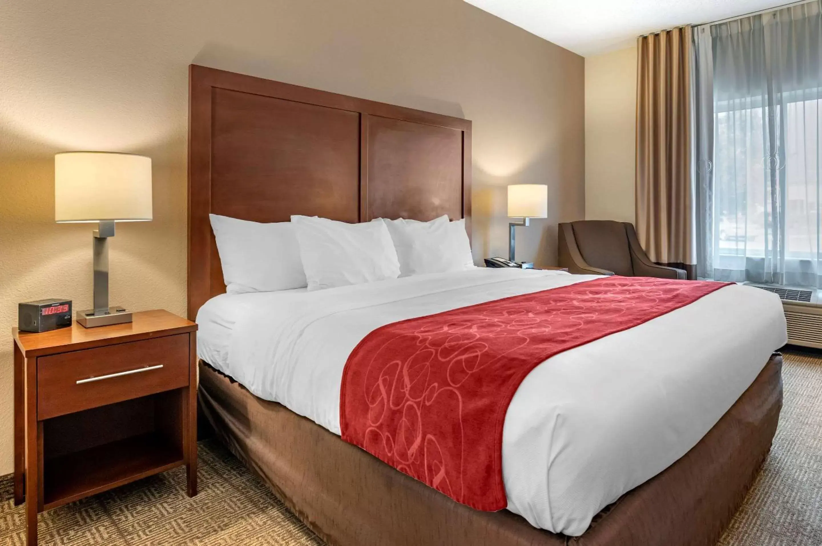 Photo of the whole room, Bed in Comfort Suites Columbus West - Hilliard