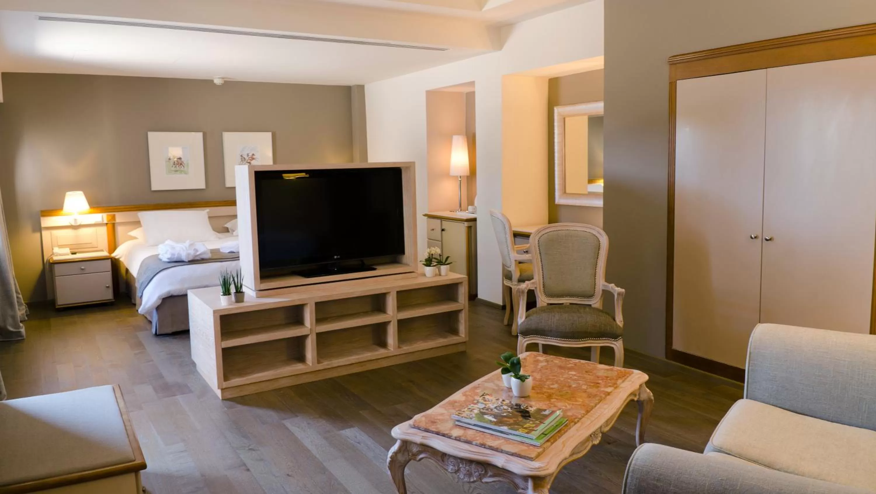 TV and multimedia, Bed in Alasia Boutique Hotel