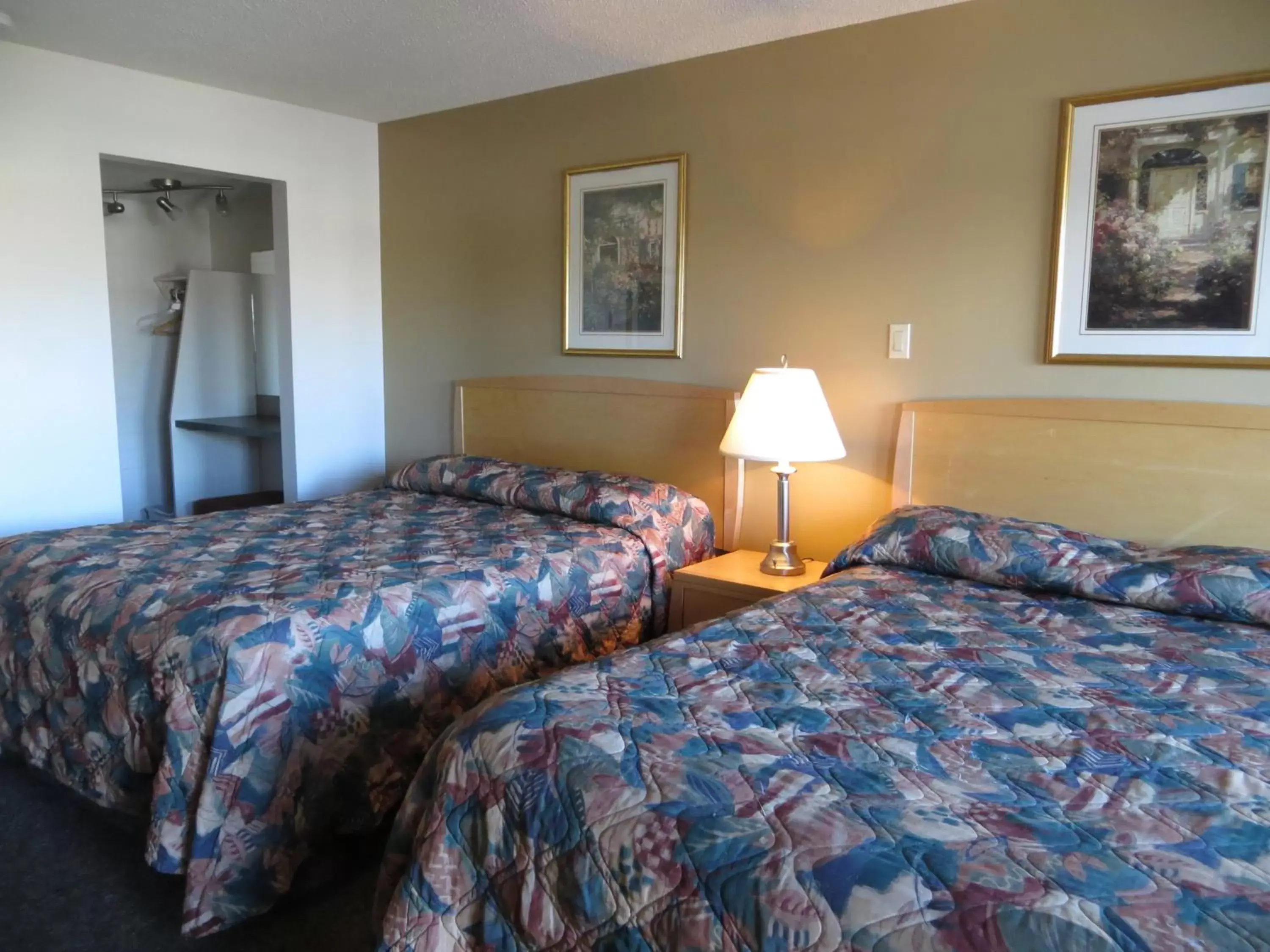 Photo of the whole room, Bed in Eastglen Inn