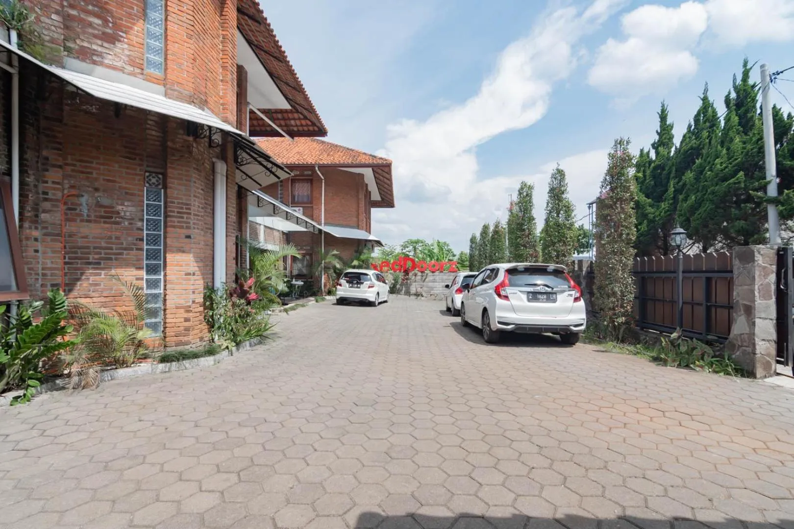 Parking in RedDoorz Plus near Dago Pakar
