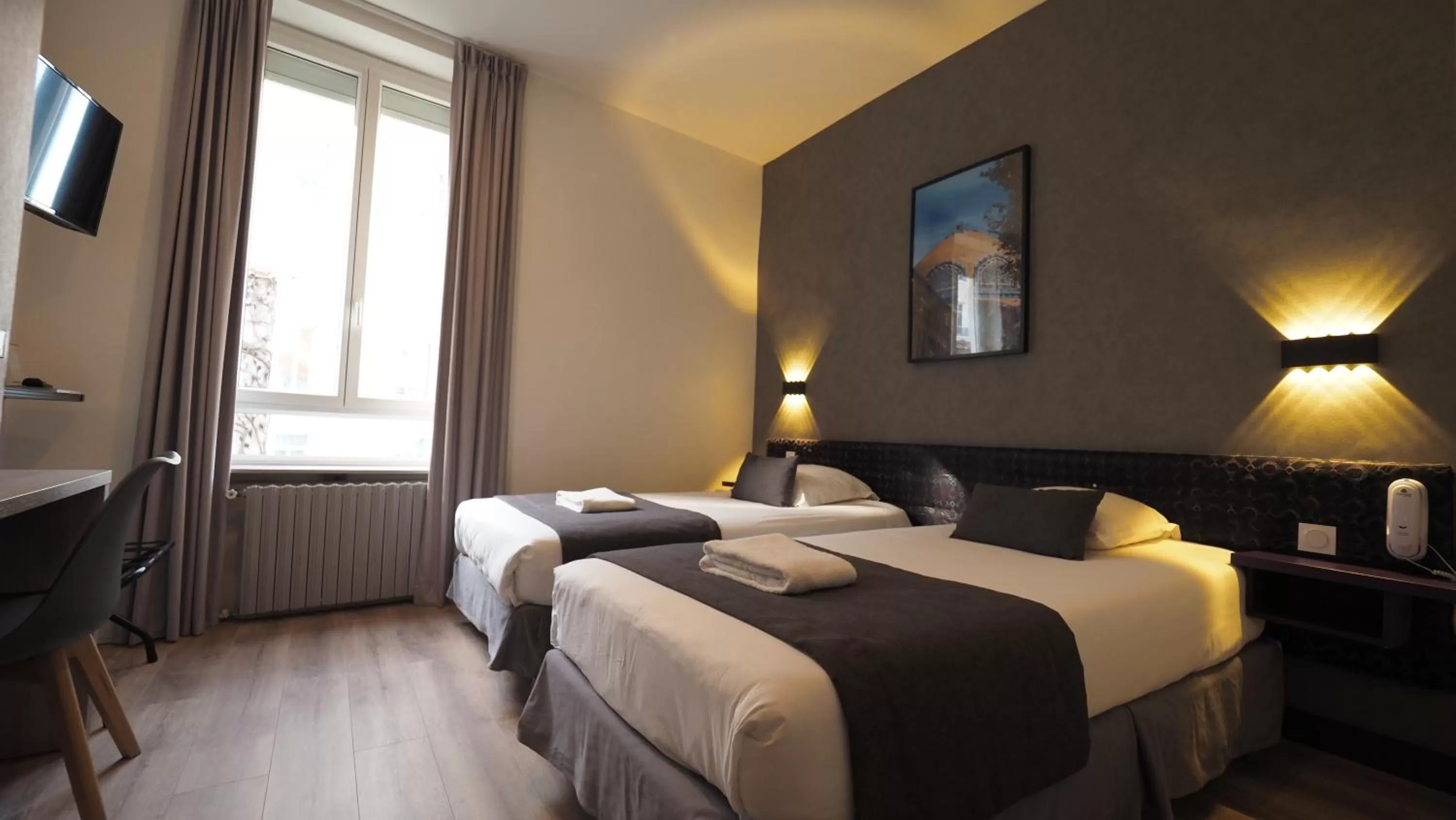 Bed in Hôtel Le Biarritz - Vichy