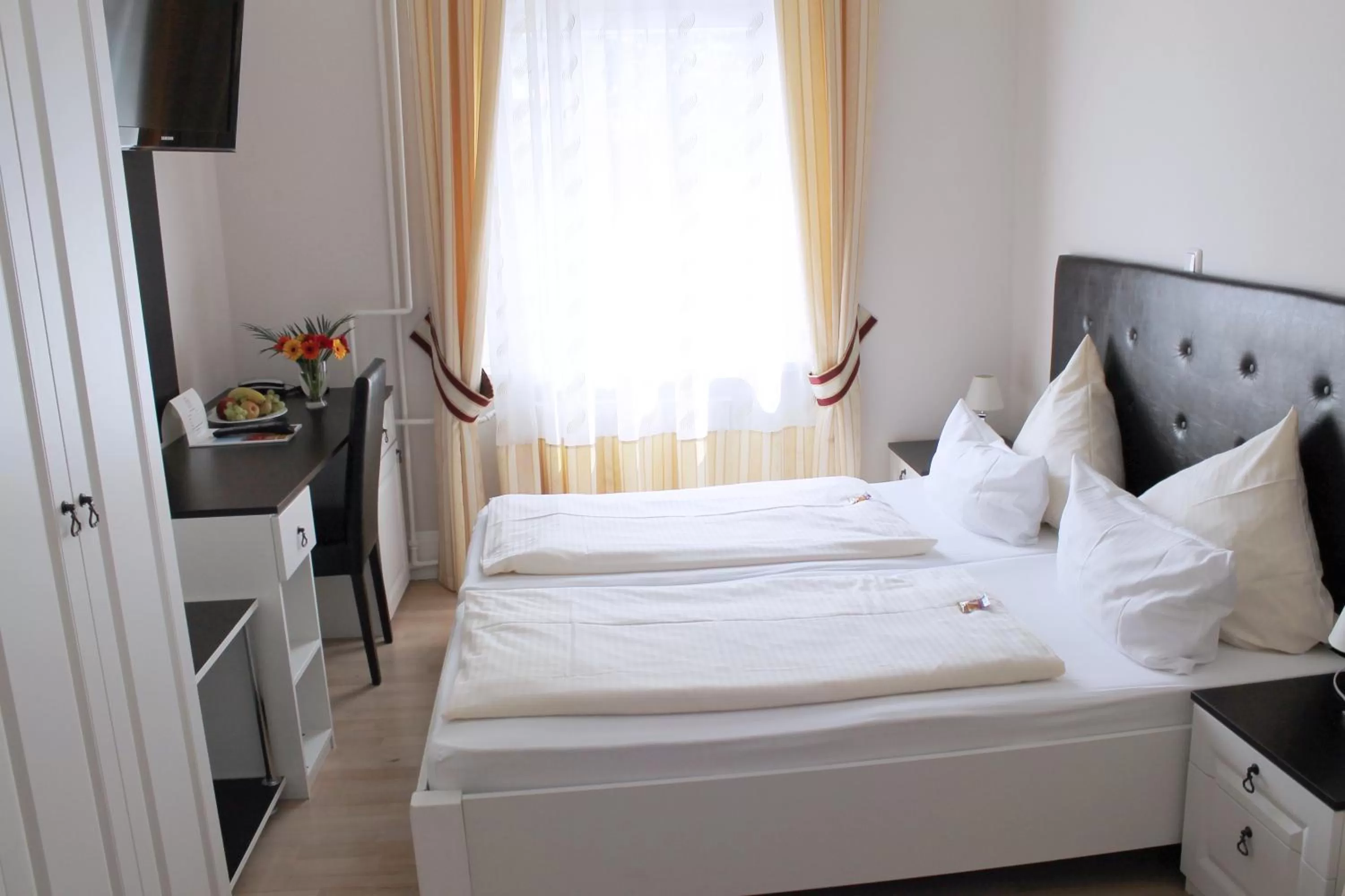 Photo of the whole room, Bed in Hotel Am Schloss Biebrich