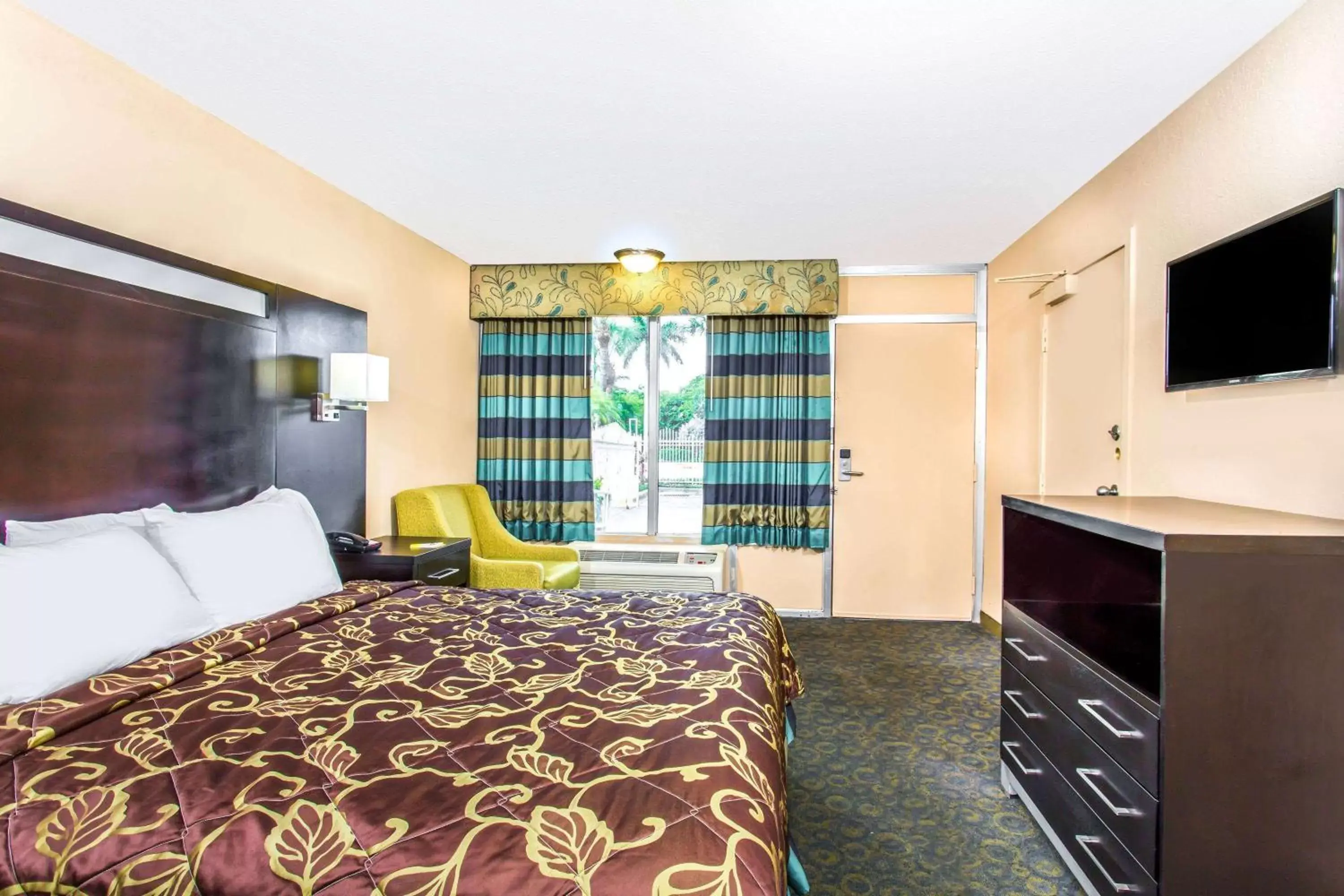 Photo of the whole room in Days Inn by Wyndham Fort Lauderdale Airport Cruise Port