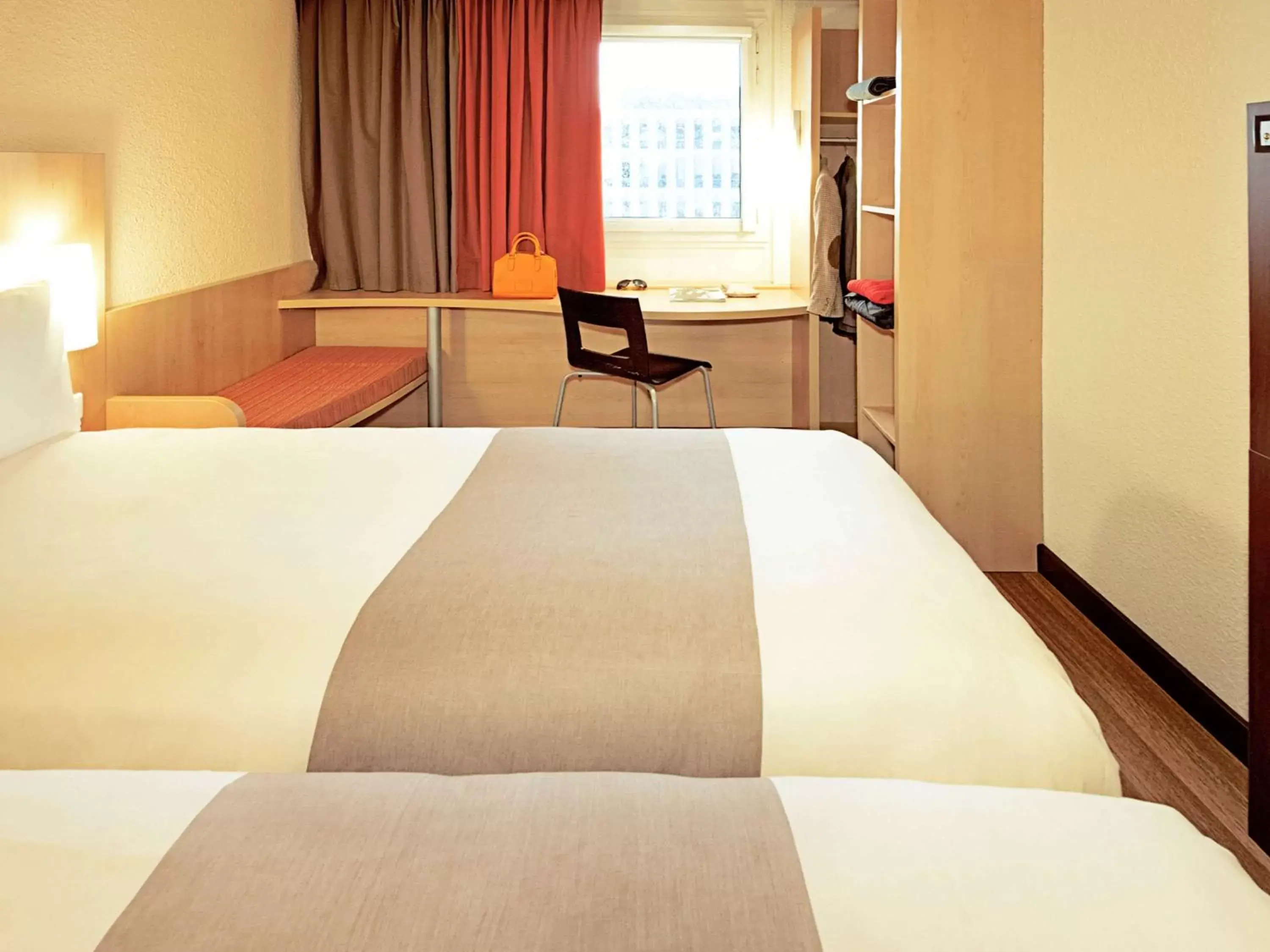 Photo of the whole room, Bed in ibis Lille Roubaix Centre Grand-Place