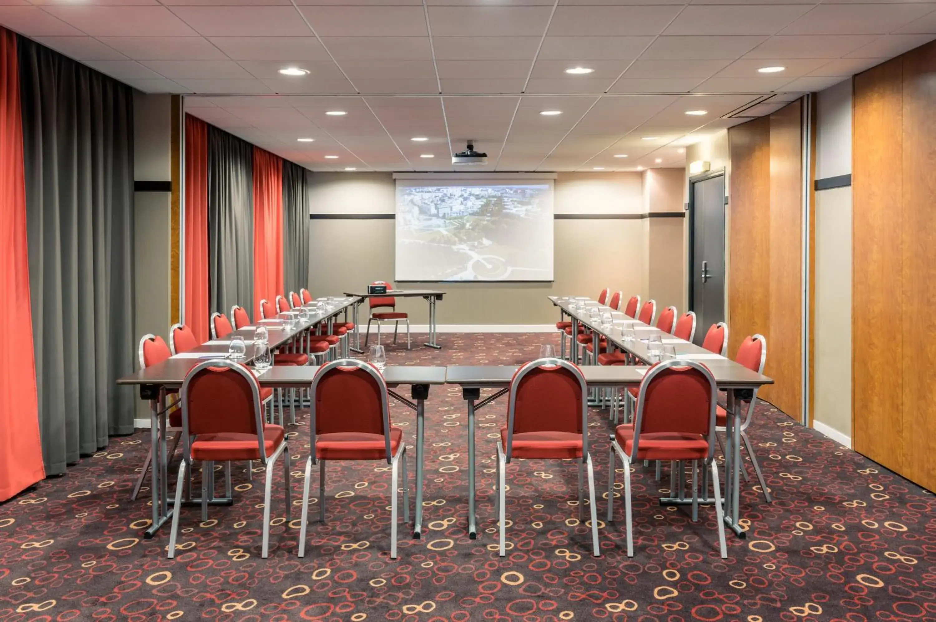 Meeting/conference room in B&B HOTEL Saint-Quentin-en-Yvelines Centre Gare 4 étoiles