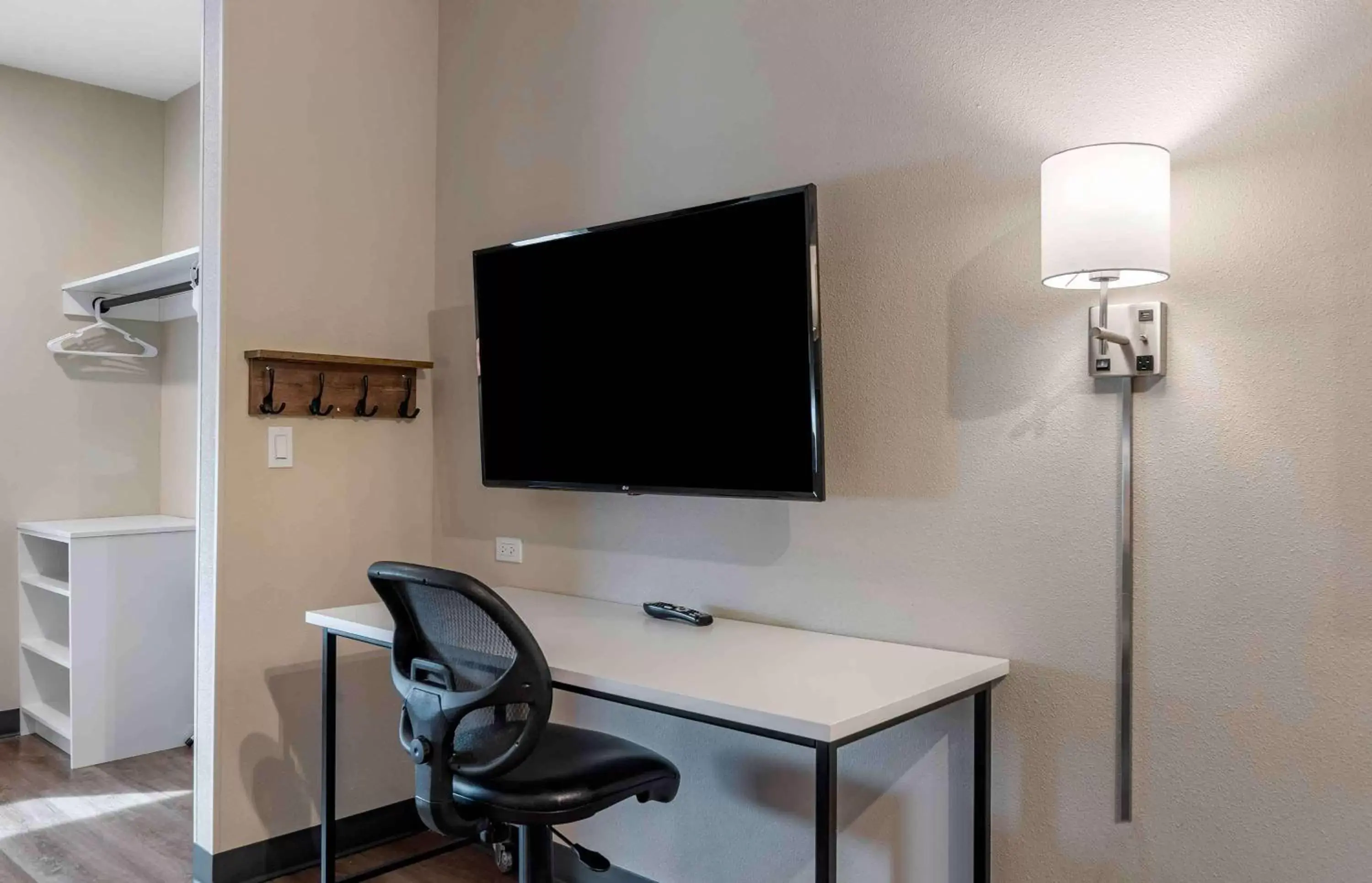 Bedroom, TV/Entertainment Center in Extended Stay America Premier Suites - Miami - Airport - Doral - 25th Street
