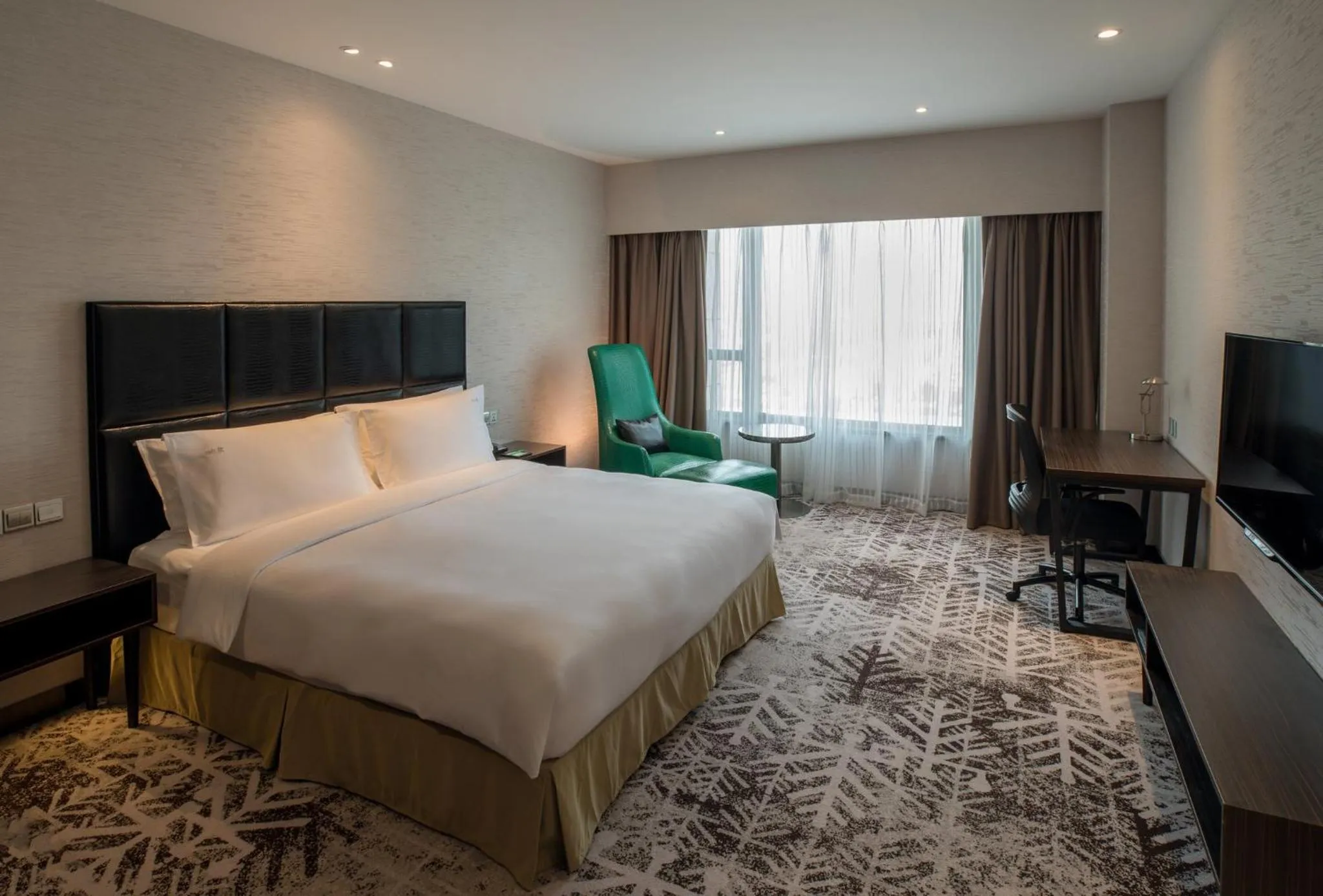Photo of the whole room, Bed in Crowne Plaza Shanghai Jinshan by IHG