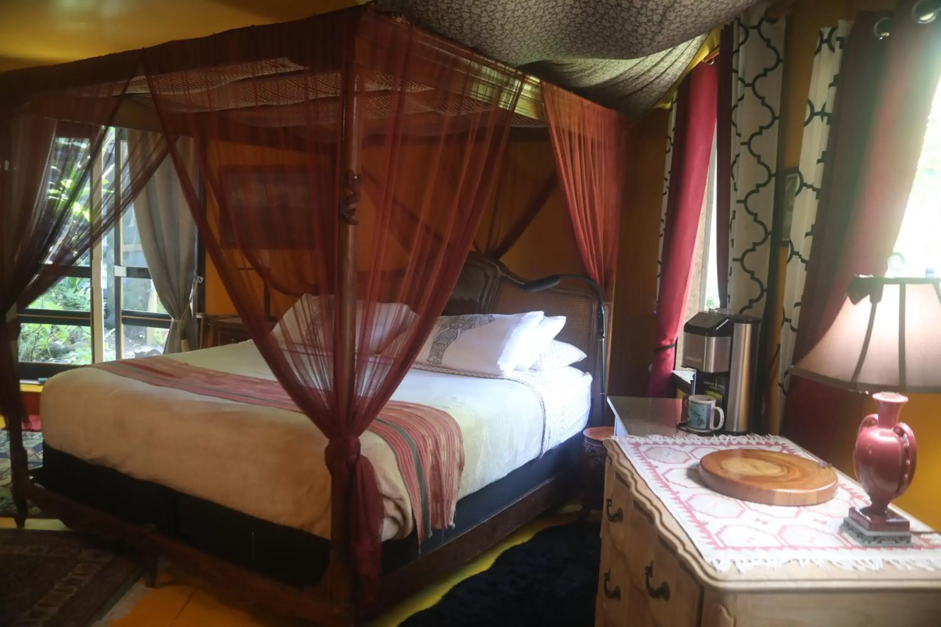 Bed in Ma'ukele Lodge