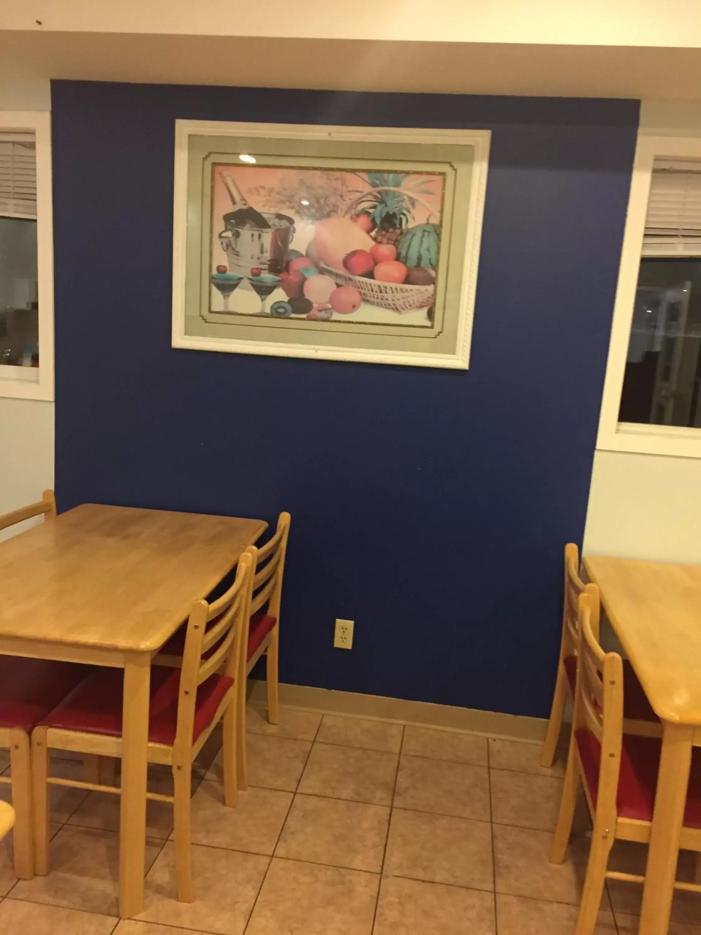 Dining Area in Travel Inn & Suites