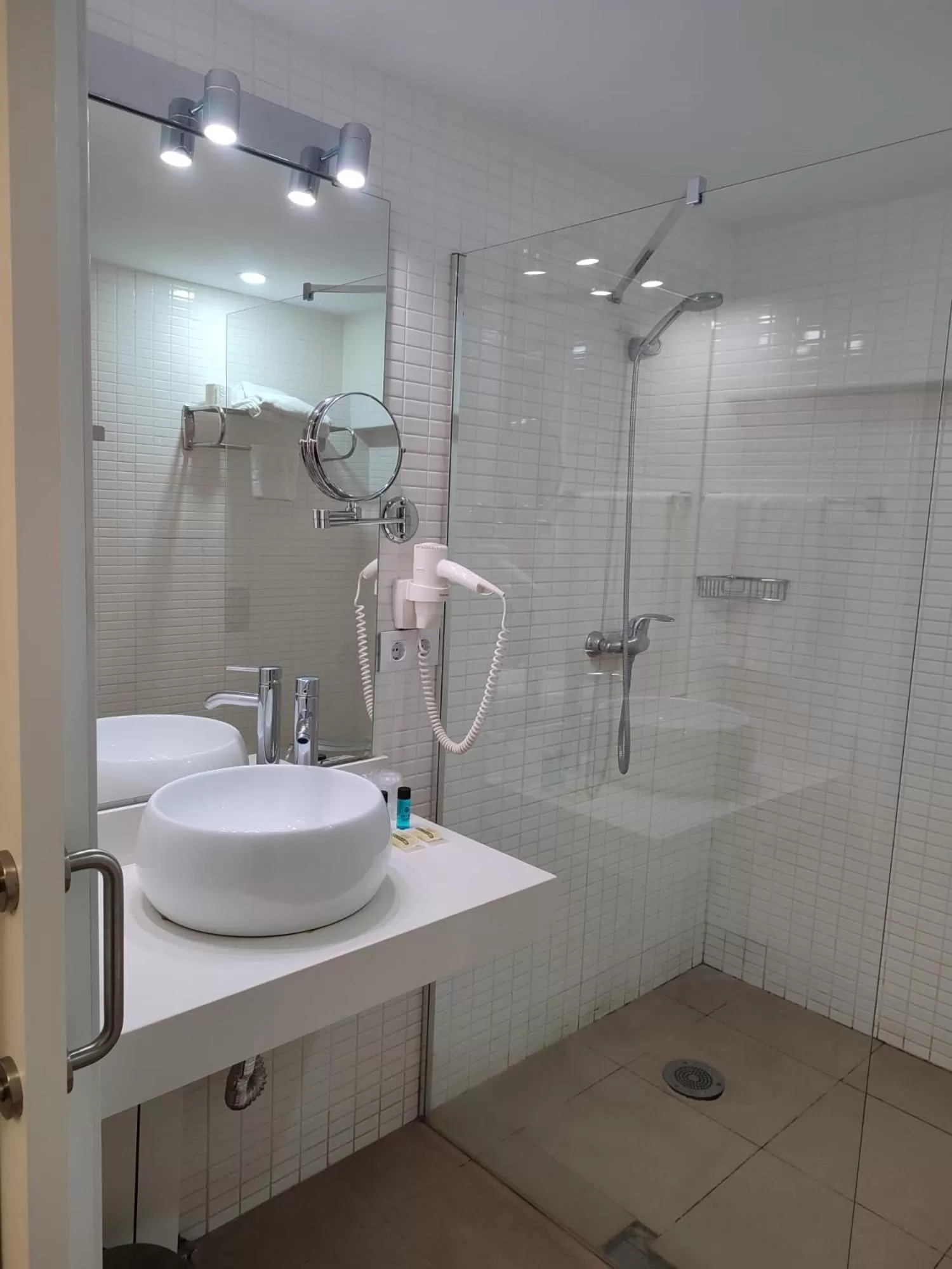 Shower in Hotel Simon