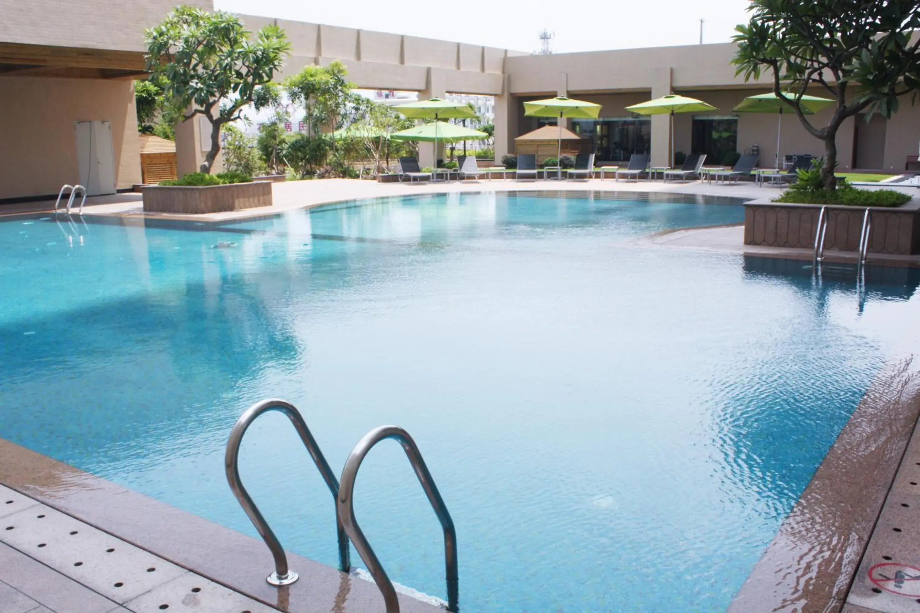 Swimming Pool in Cinese Hotel Dongguan Shijie