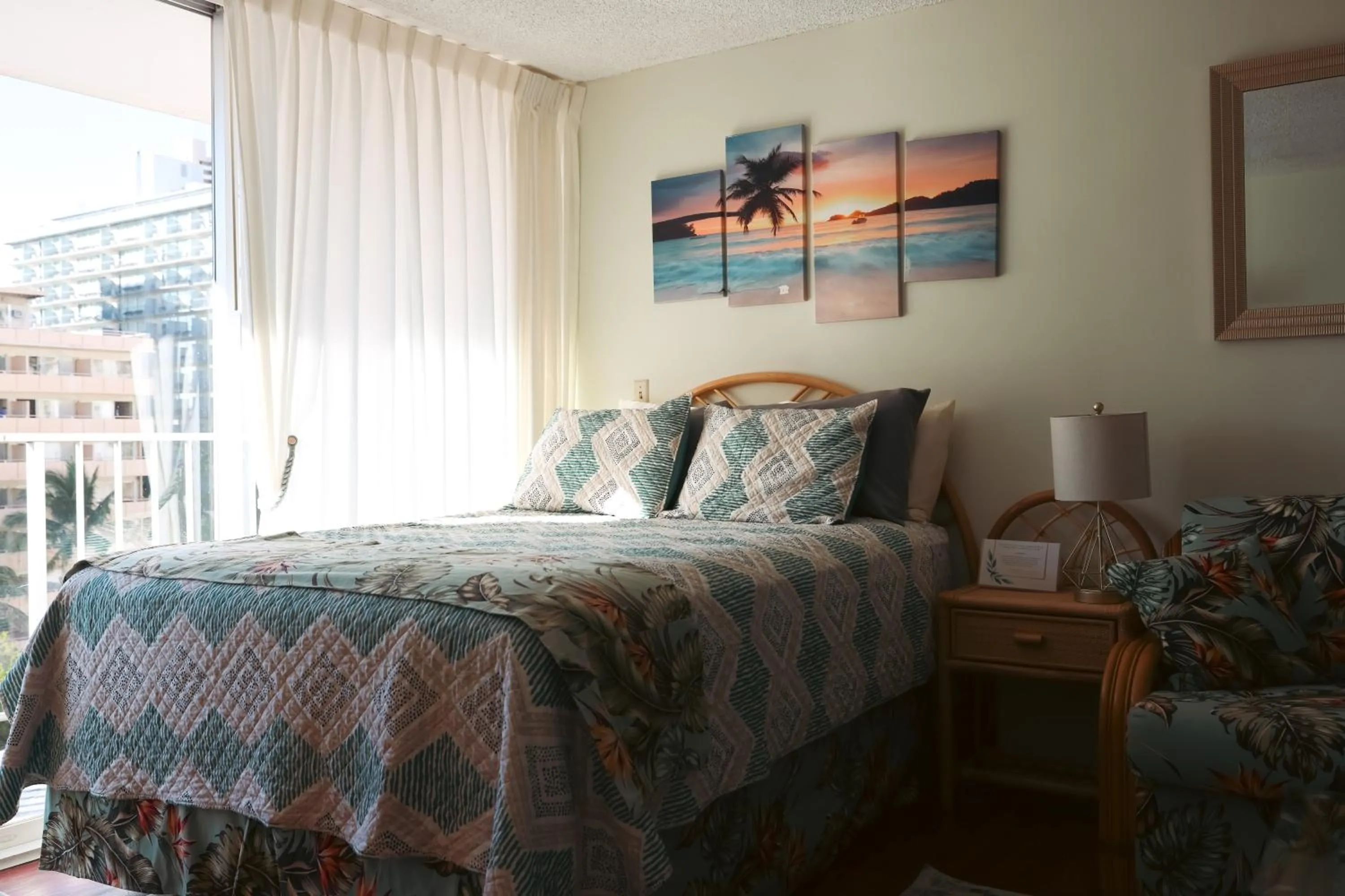 Tropical Studios at Marine Surf Waikiki - FREE PARKING - BEST LOCATION - FULL KITCHEN - SWIMMING POOL