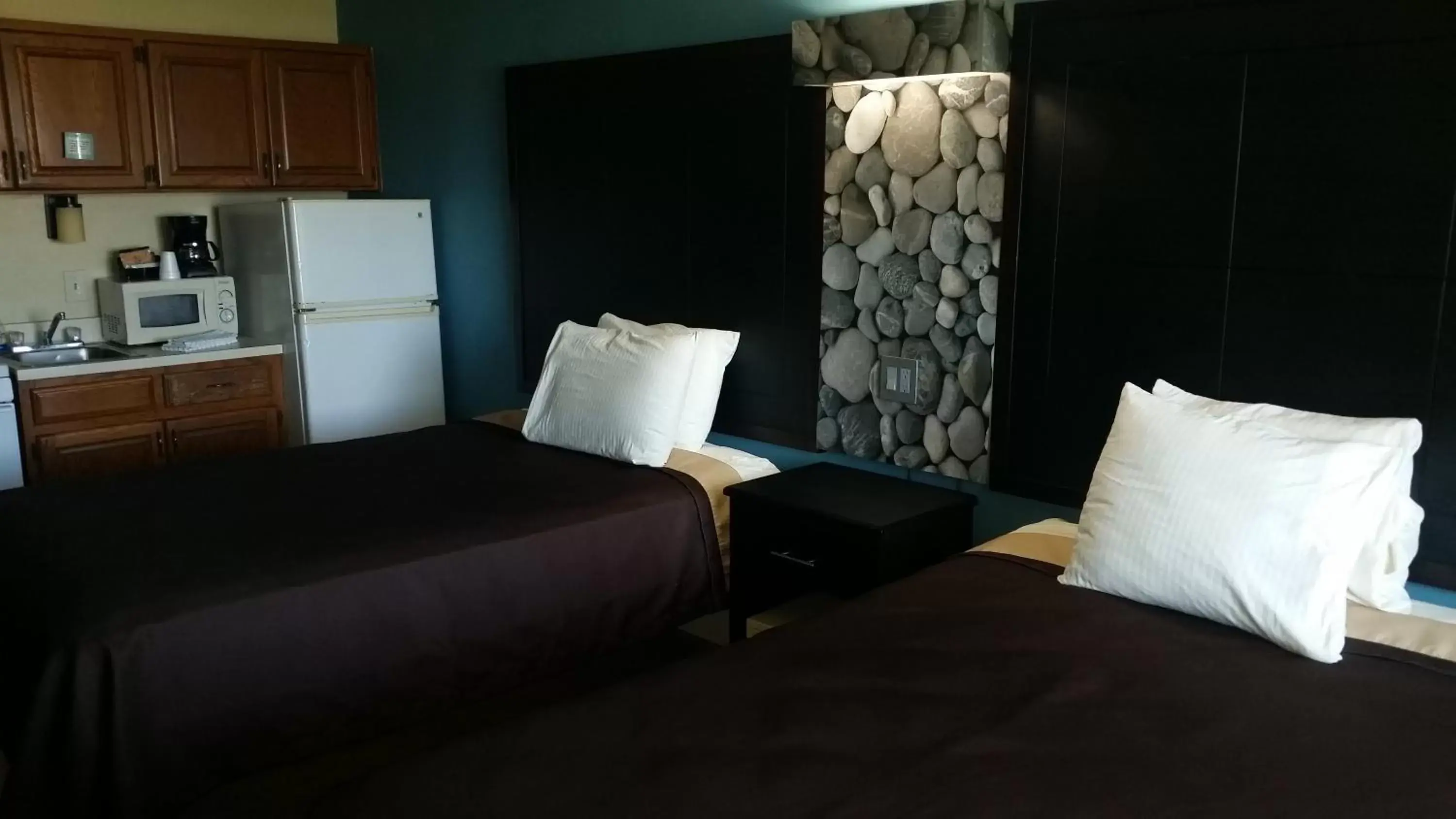 Kitchen or kitchenette, Bed in Driftwood Beach Motel