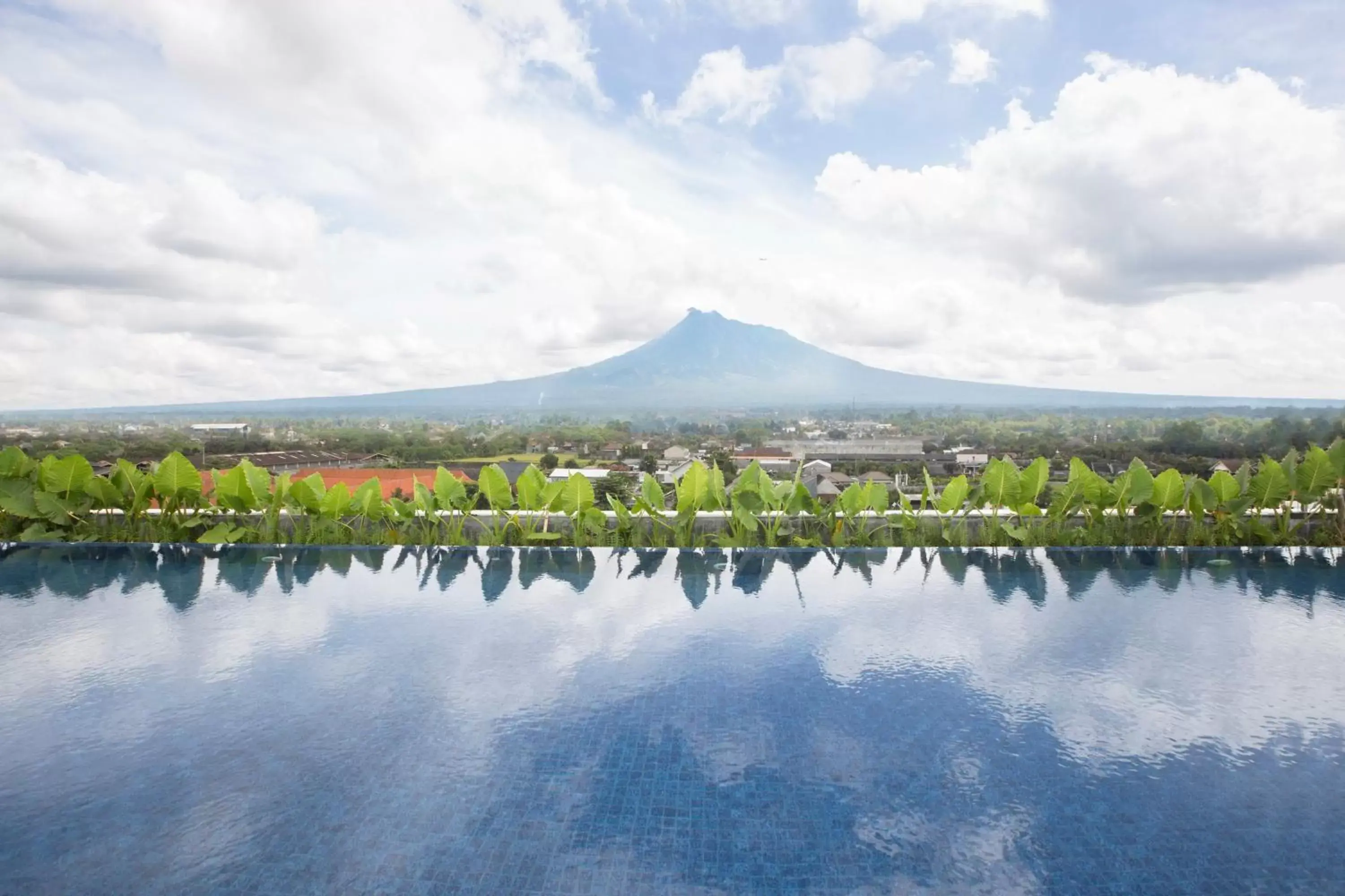 Swimming pool in INNSiDE by Meliá Yogyakarta